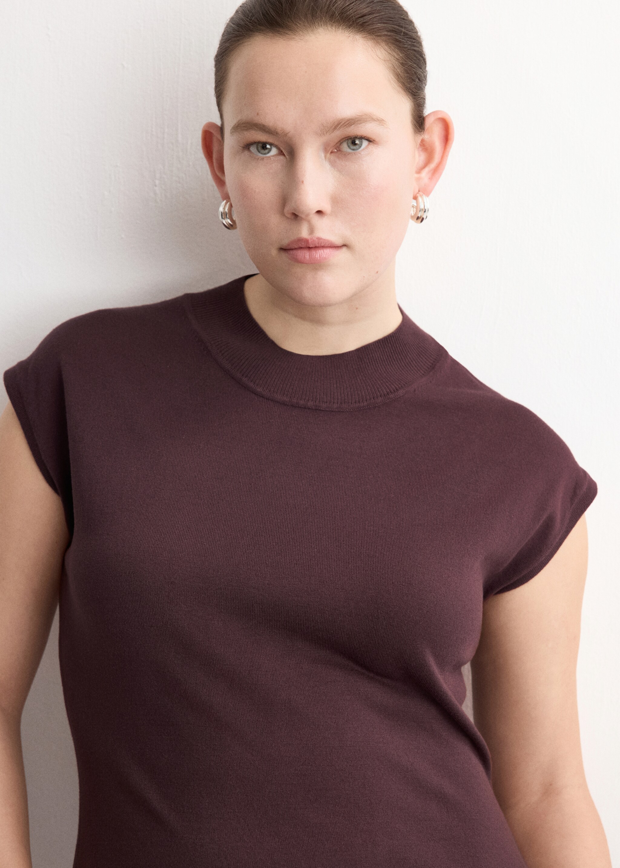 Perkins-neck knitted dress - Details of the article 4, Chocolate. Ref: 27054084-00.