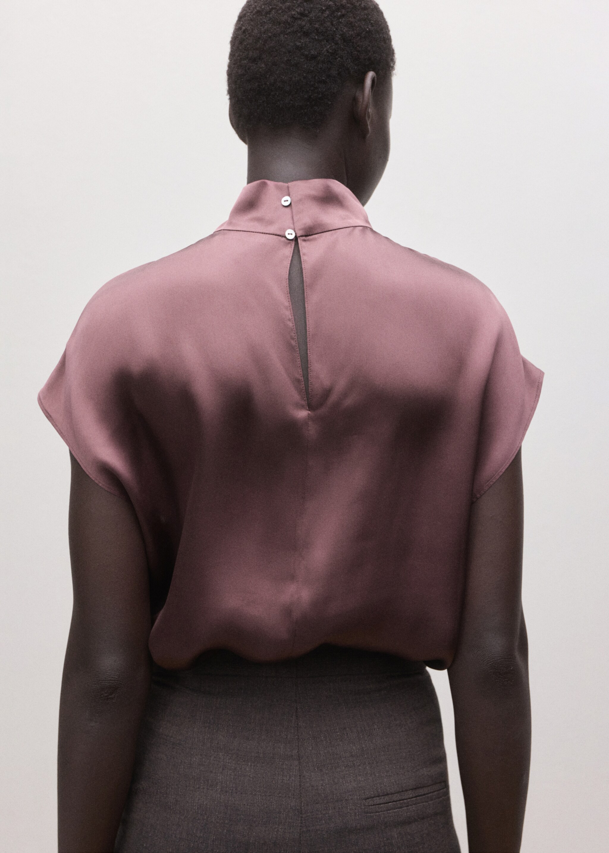 Blouse 100 % soie satinée - Verso de l’article, Bordeaux. Ref: 27054095-00.