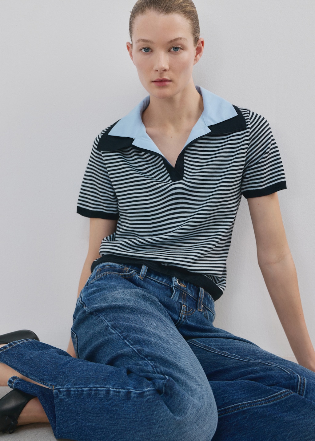 Knit sweater with combined collar