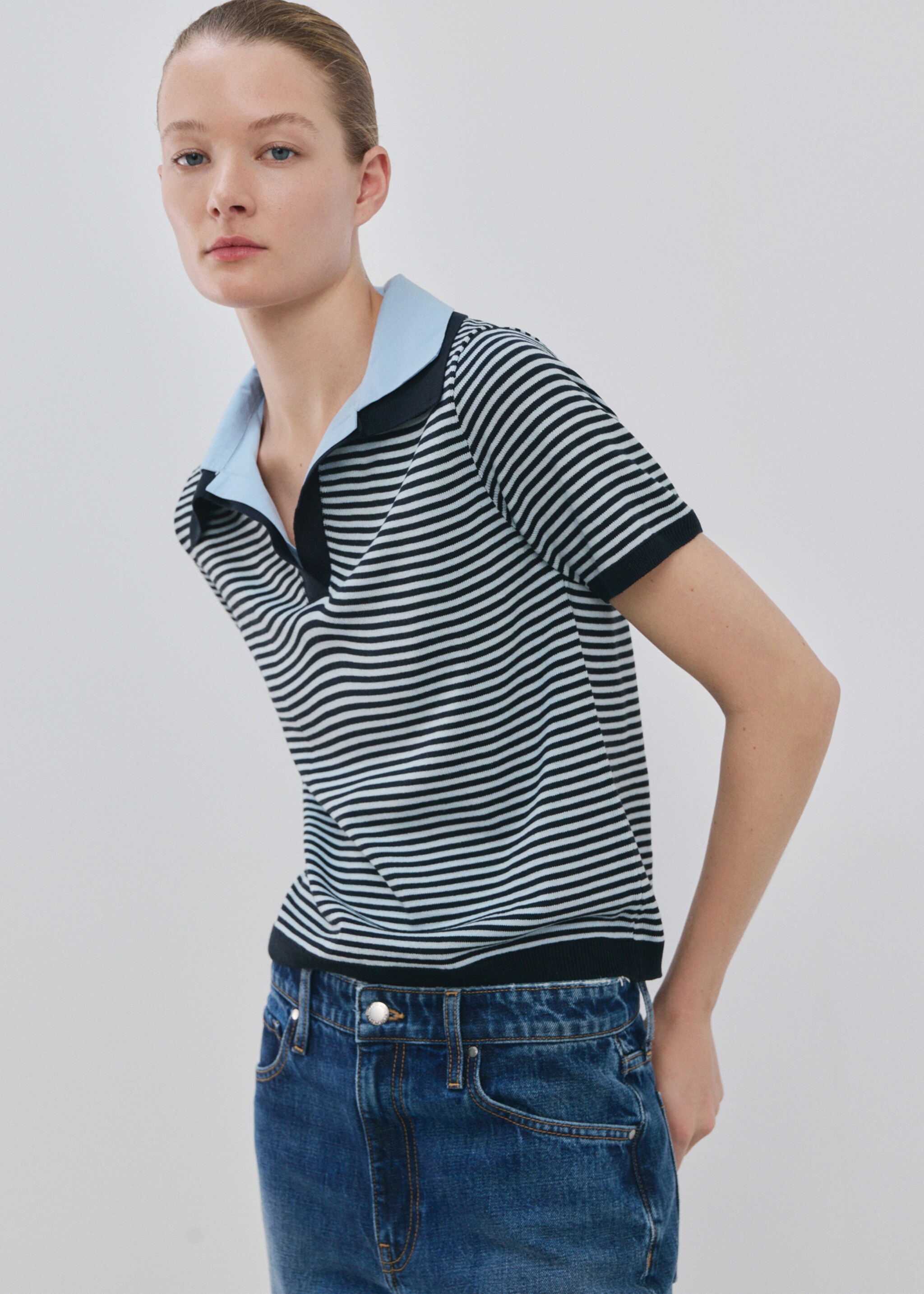 Knitted jumper with combined collar - Details of the article 2, Dark Navy. Ref: 27054100-00.