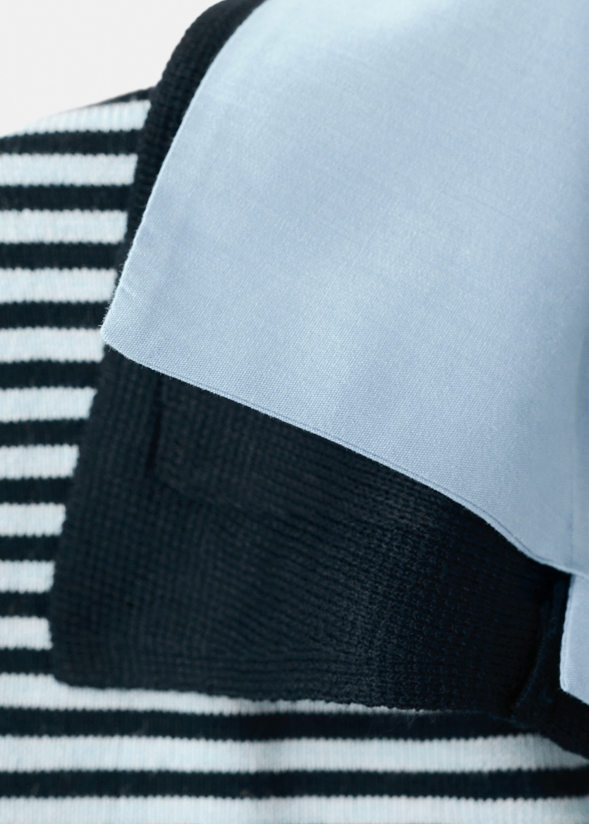 Knitted jumper with combined collar - Details of the article 8, Dark Navy. Ref: 27054100-00.