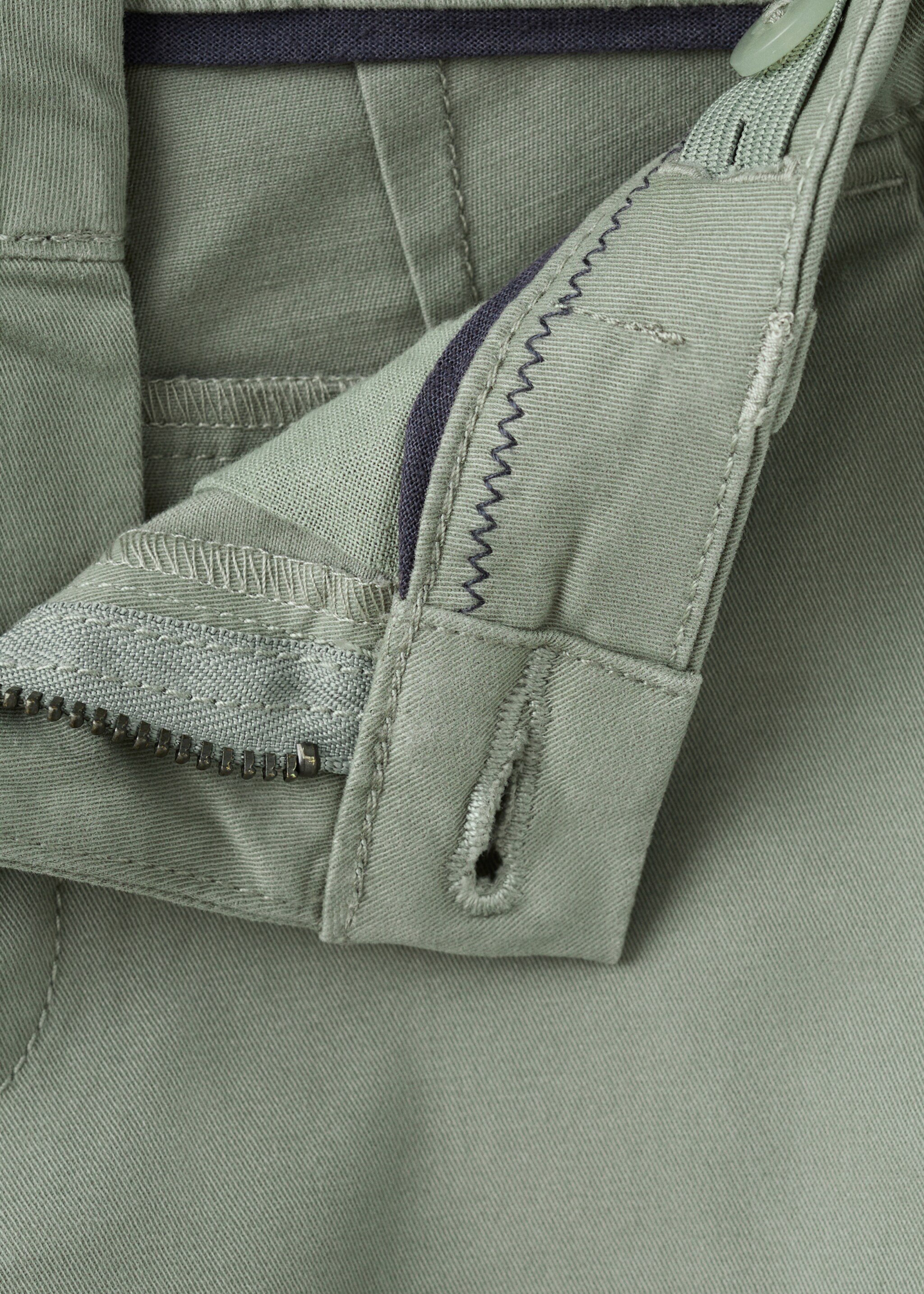 Chino trousers hem - Details of the article 8, Khaki. Ref: 27054403-00.