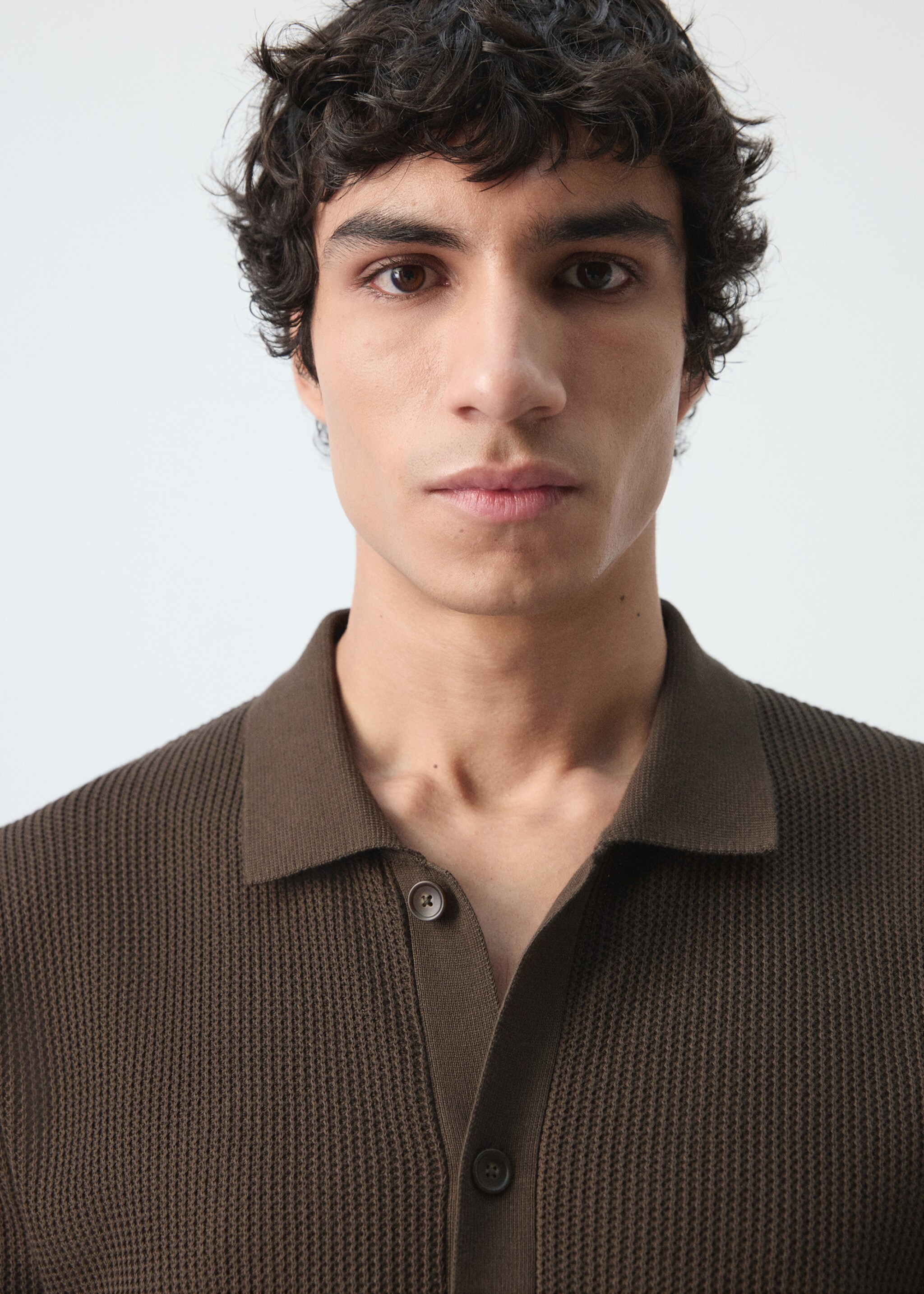100% cotton structured knit polo with buttons - Details of the article 1, Chocolate. Ref: 27054426-00.
