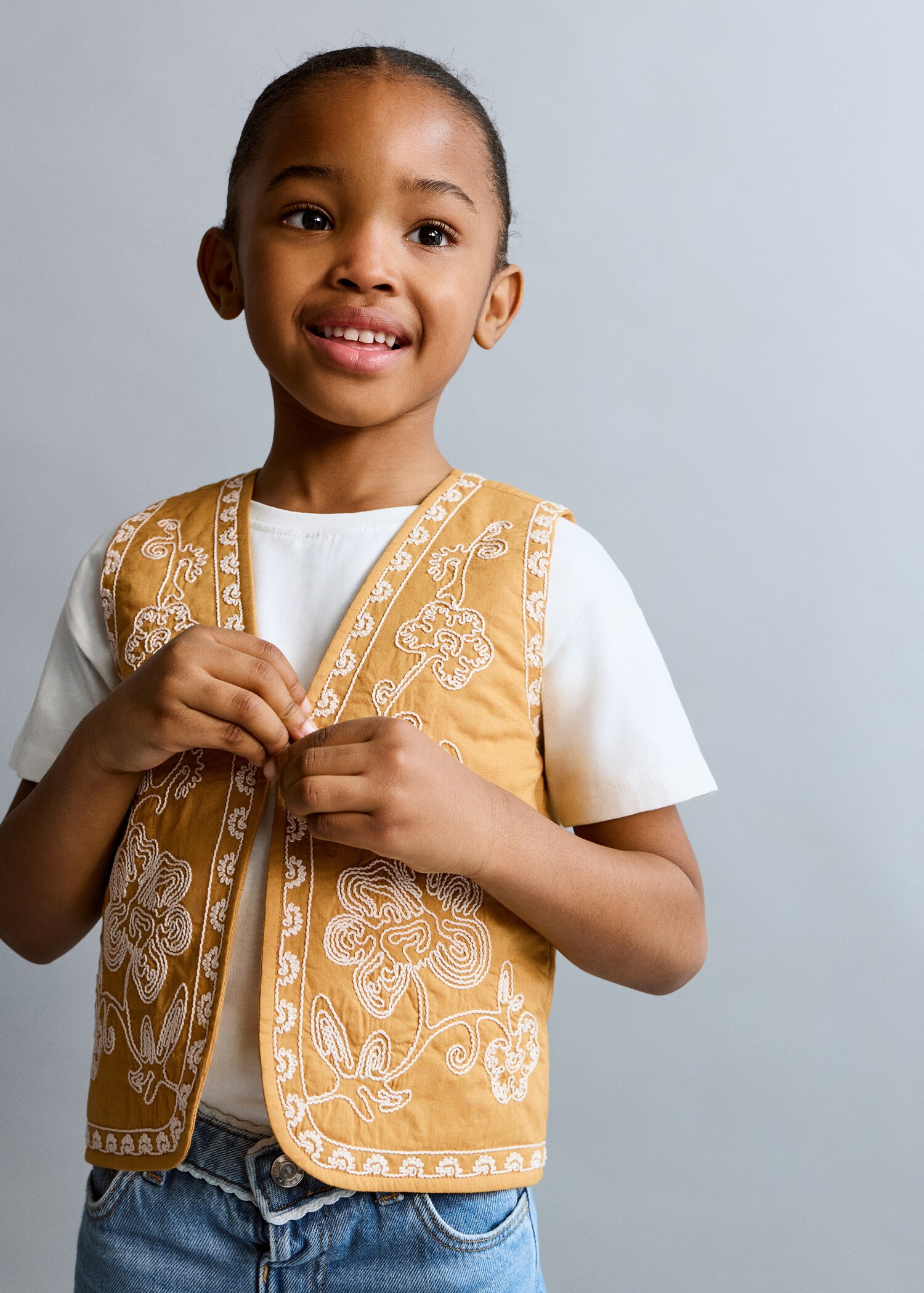 Chaleco bordado flores - Plano medio