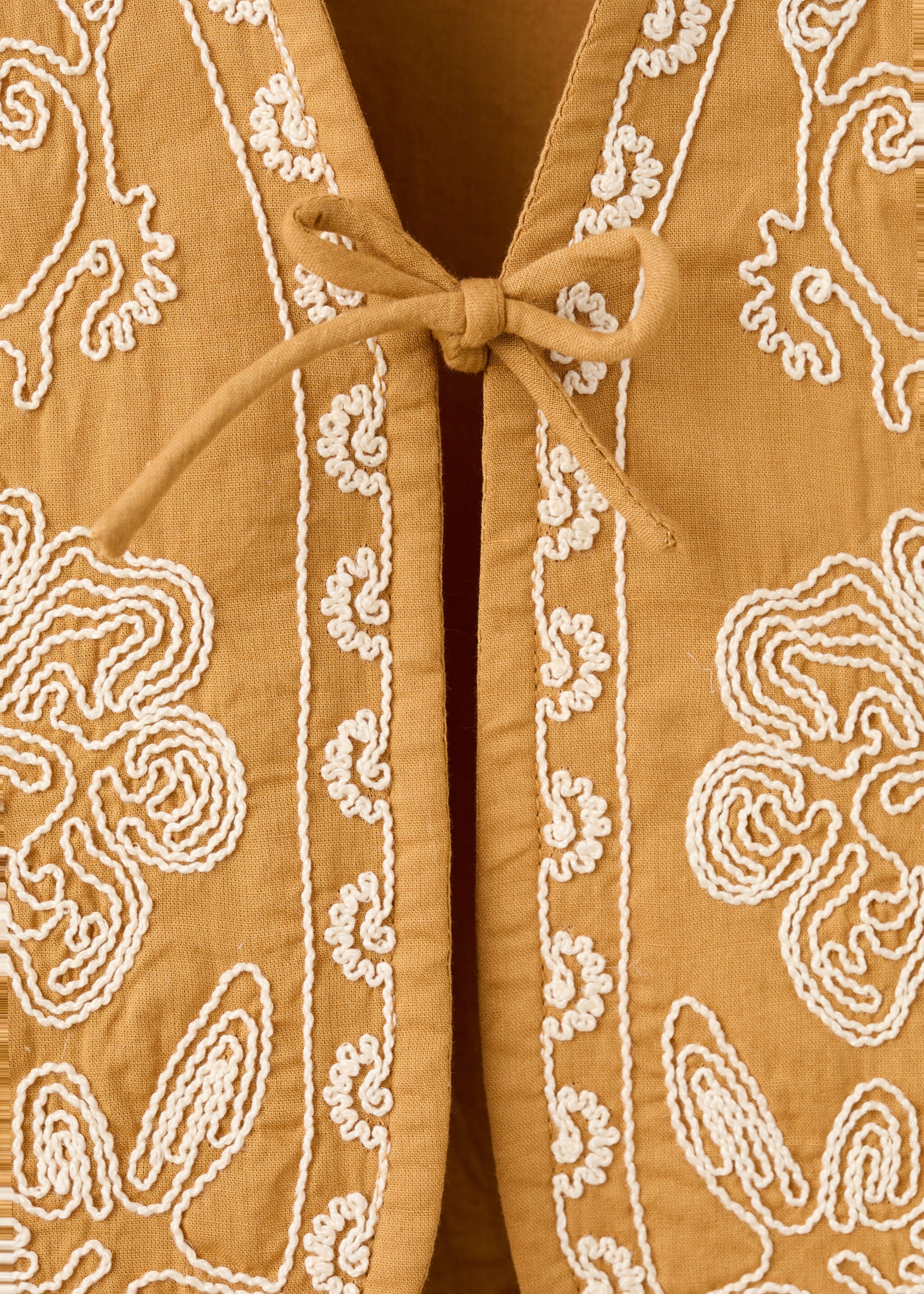 Colete bordado às flores - Pormenor do artigo 8, Mostarda. Ref: 27054427-00.