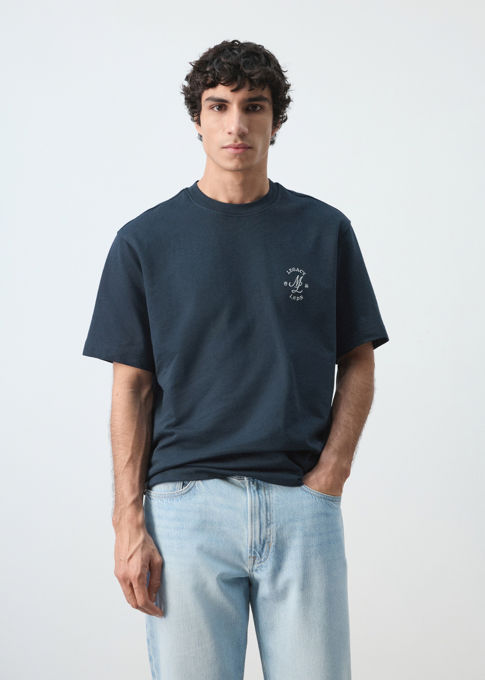 T-shirt heavyweight com bordado gráfico - Plano médio, Azul-marinho. Ref: 27054438-00.