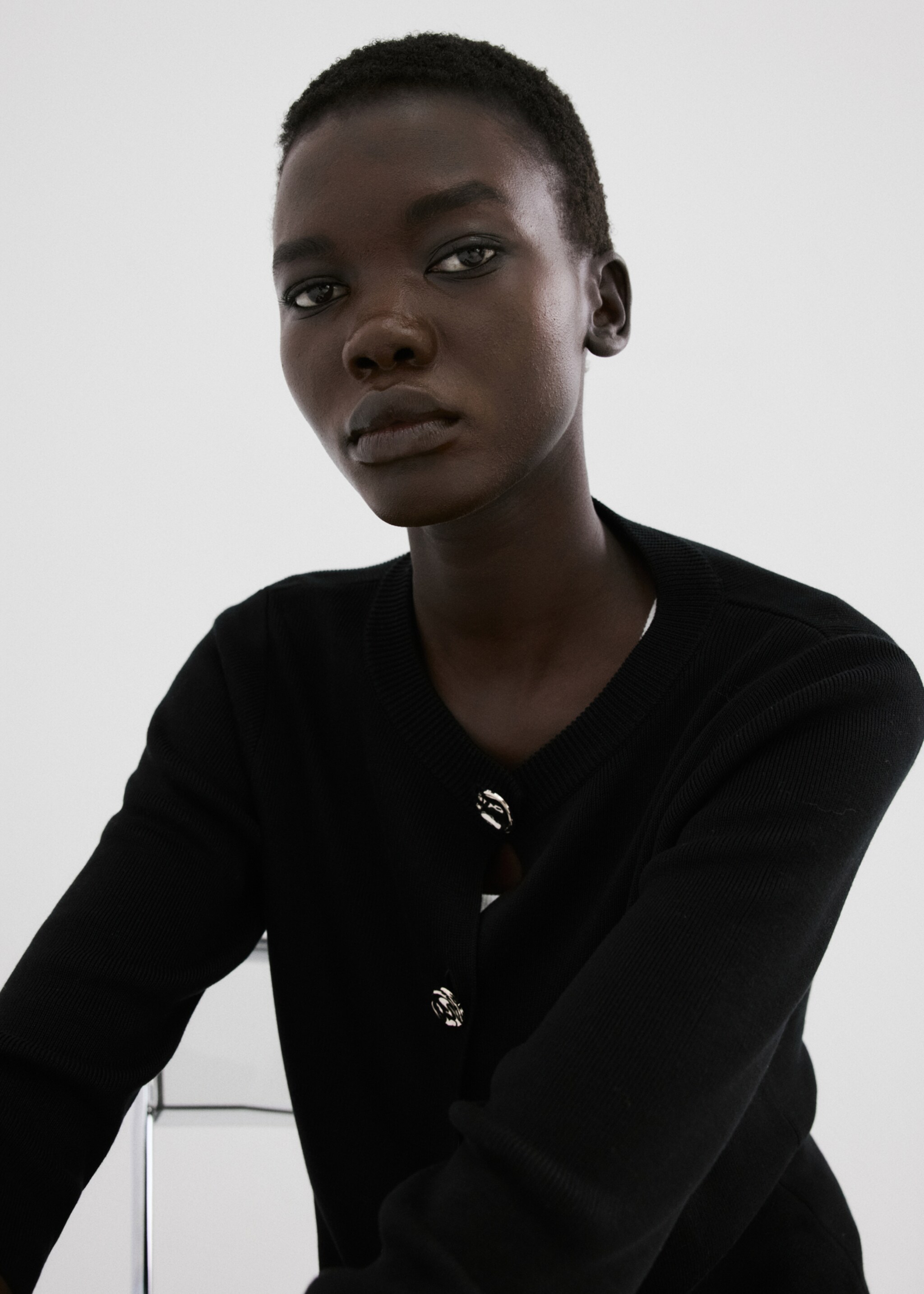 Knitted cardigan with jewel button - Medium plane, Black. Ref: 27055822-00.