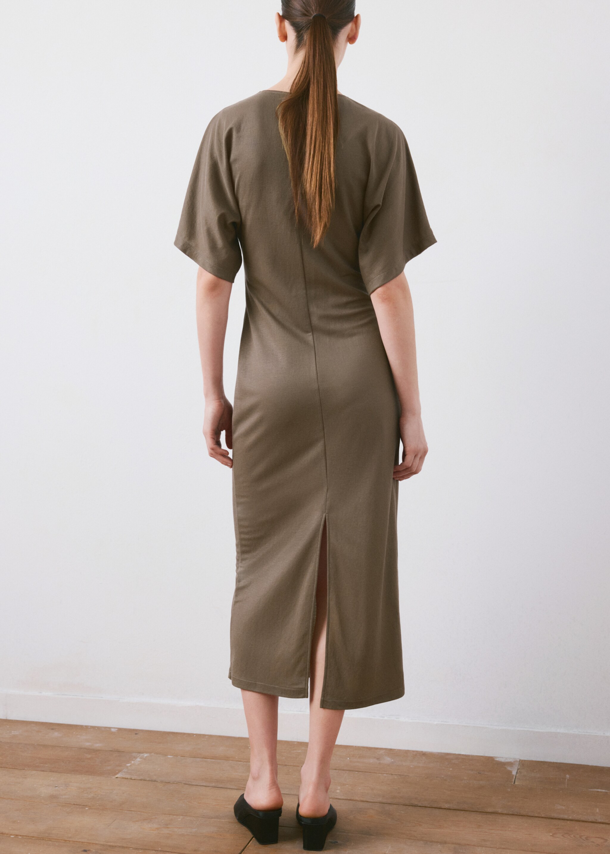 Robe détails froncés sur les côtés - Verso de l’article, Marron clair/pastel. Ref: 27055827-00.