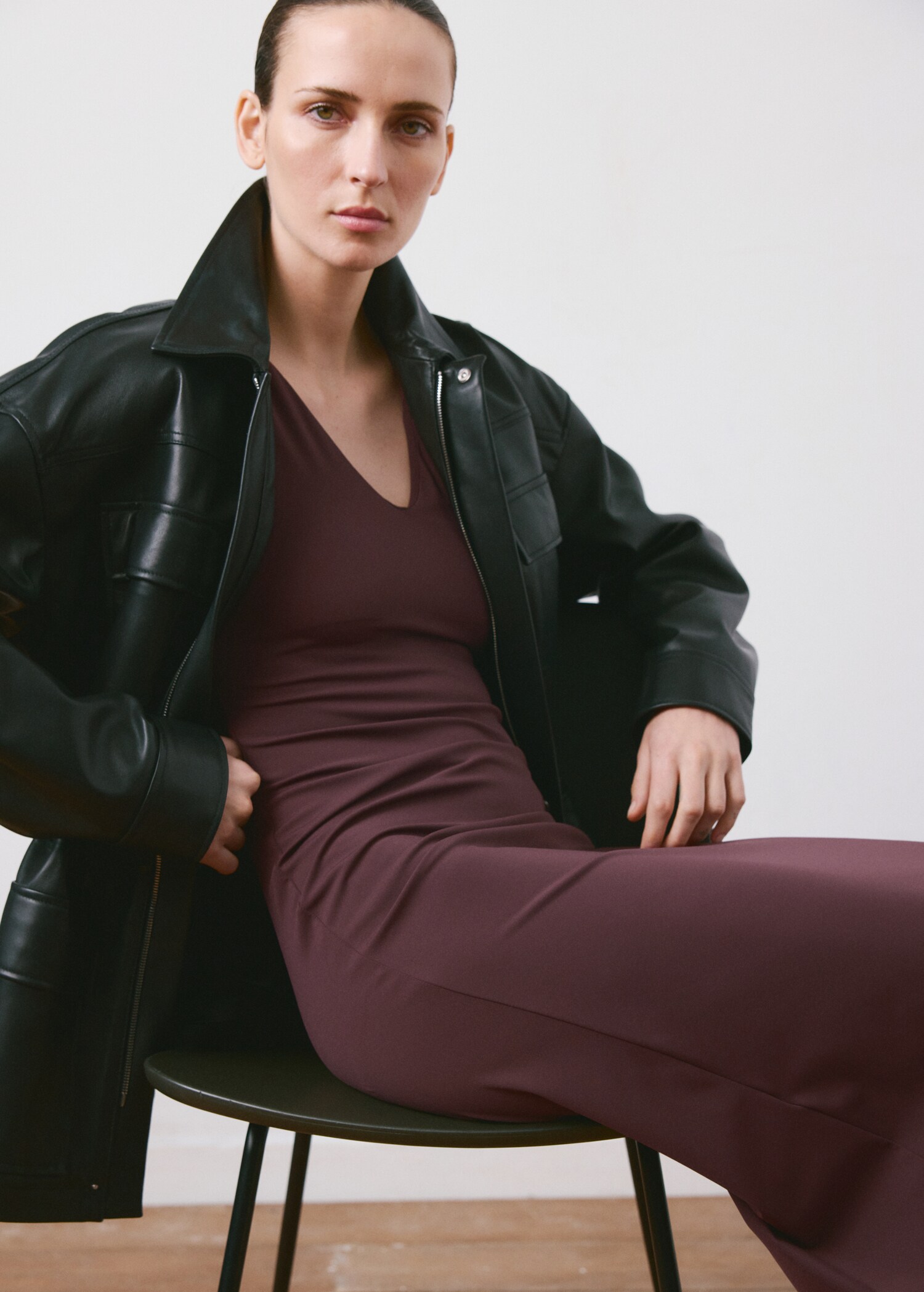 Vestido entallado cuello pico - Detalle del artículo 1