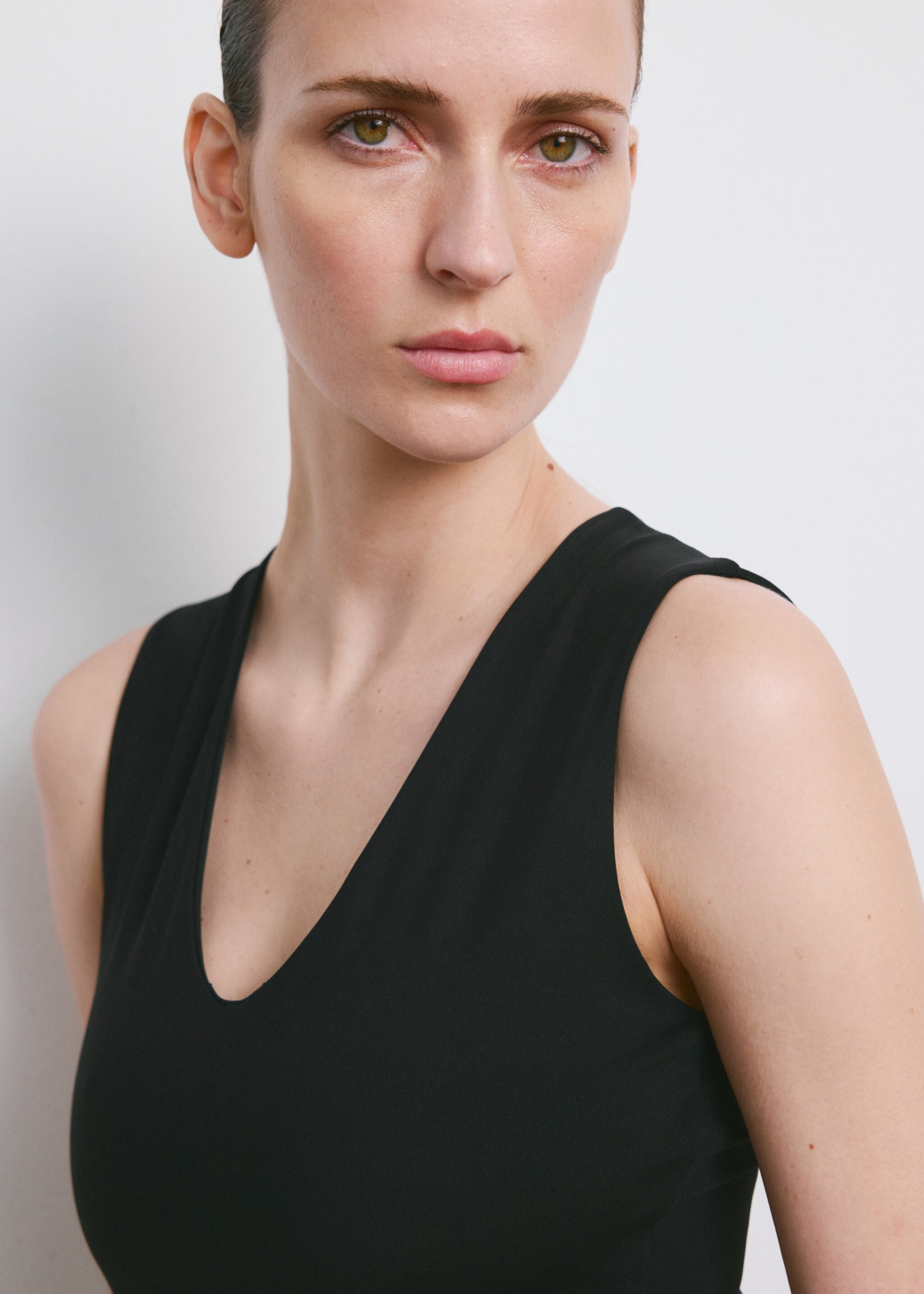 Vestido entallado cuello pico - Detalle del artículo 2, Negro. Ref: 27055828-00.