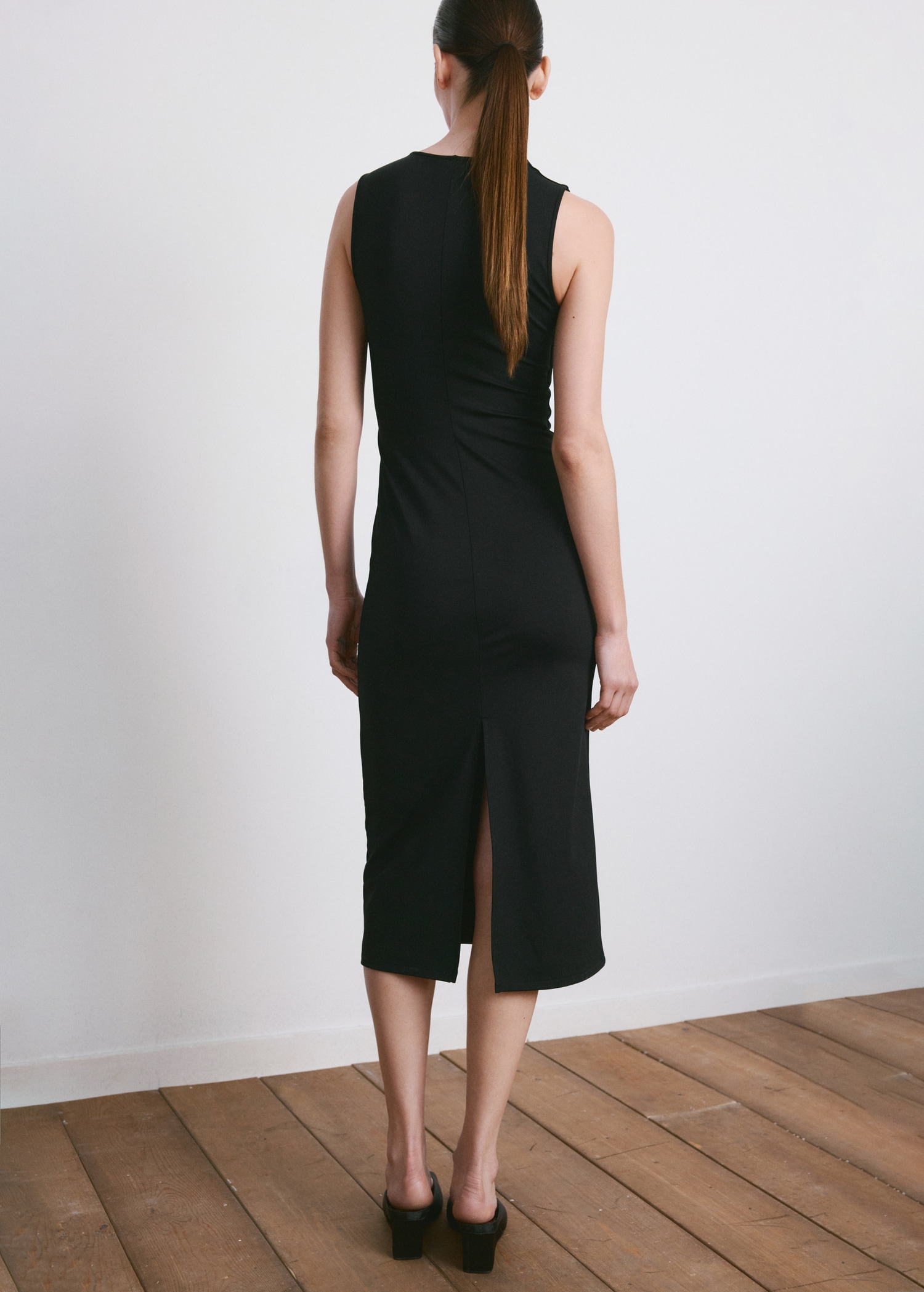 Vestido entallado cuello pico - Reverso del artículo