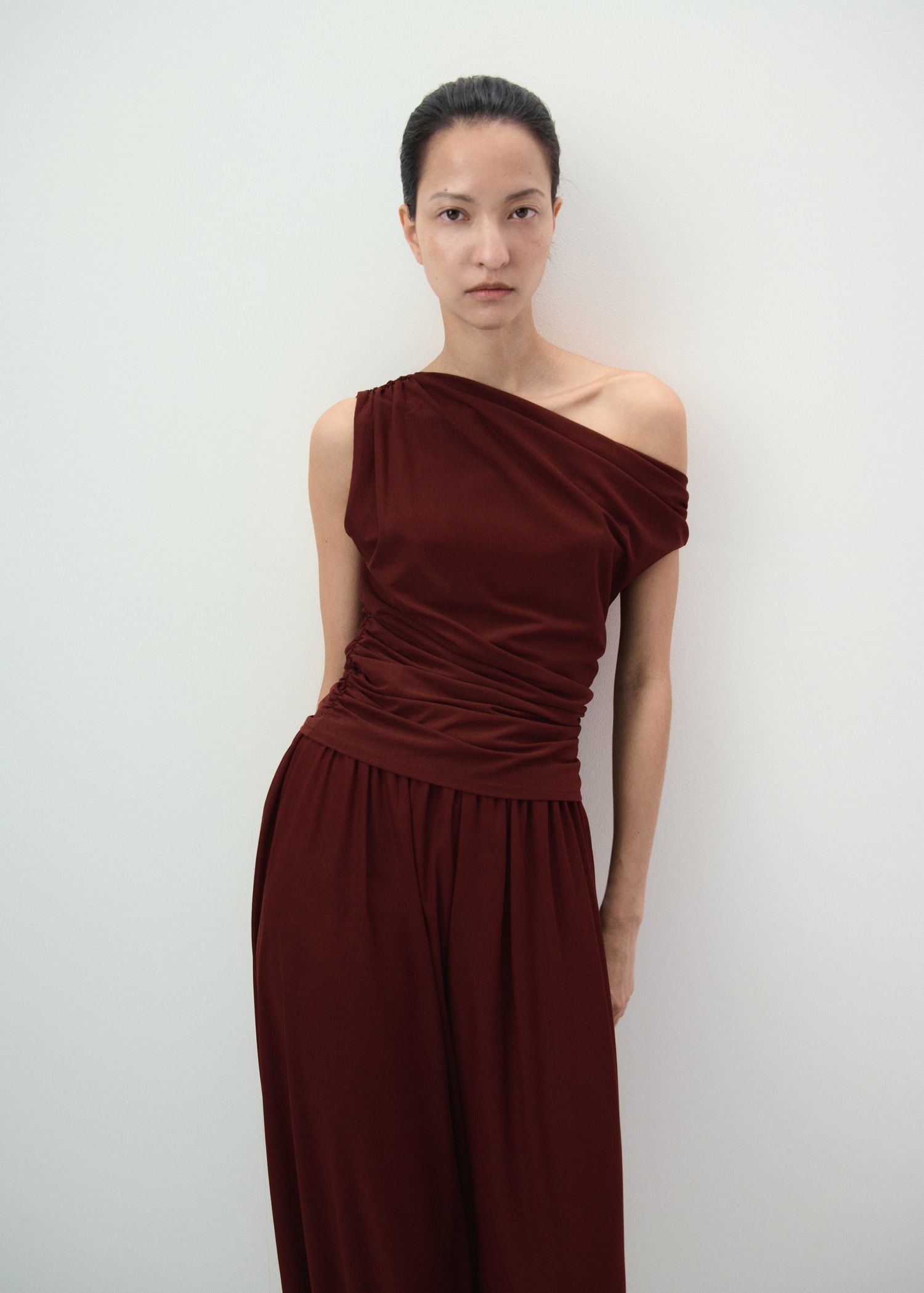 T-shirt asymétrique détails froncés - Plan moyen