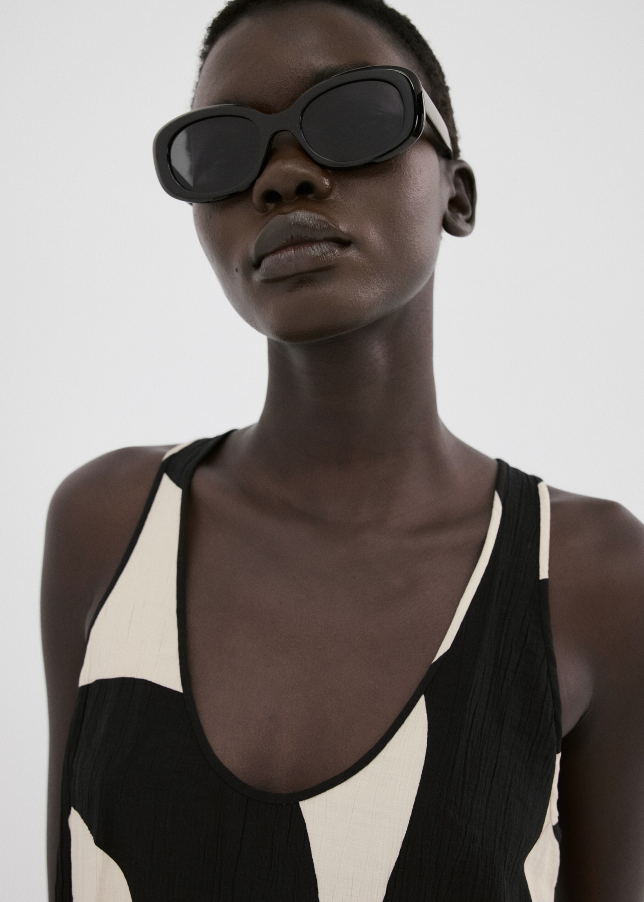 Printed crop top - Details of the article 2, Black. Ref: 27055833-00.