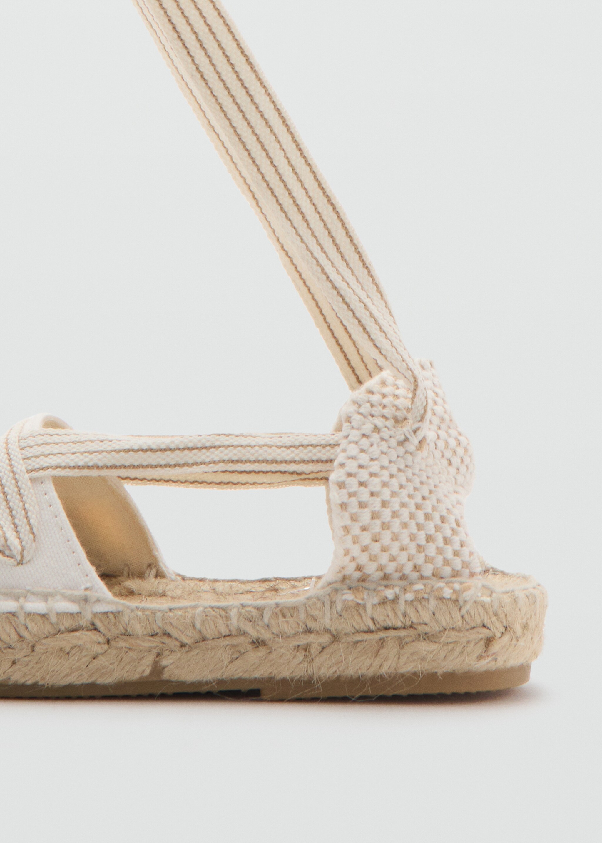 Alpercata com laços - Pormenor do artigo 1, Branco-pérola. Ref: 27055969-00.