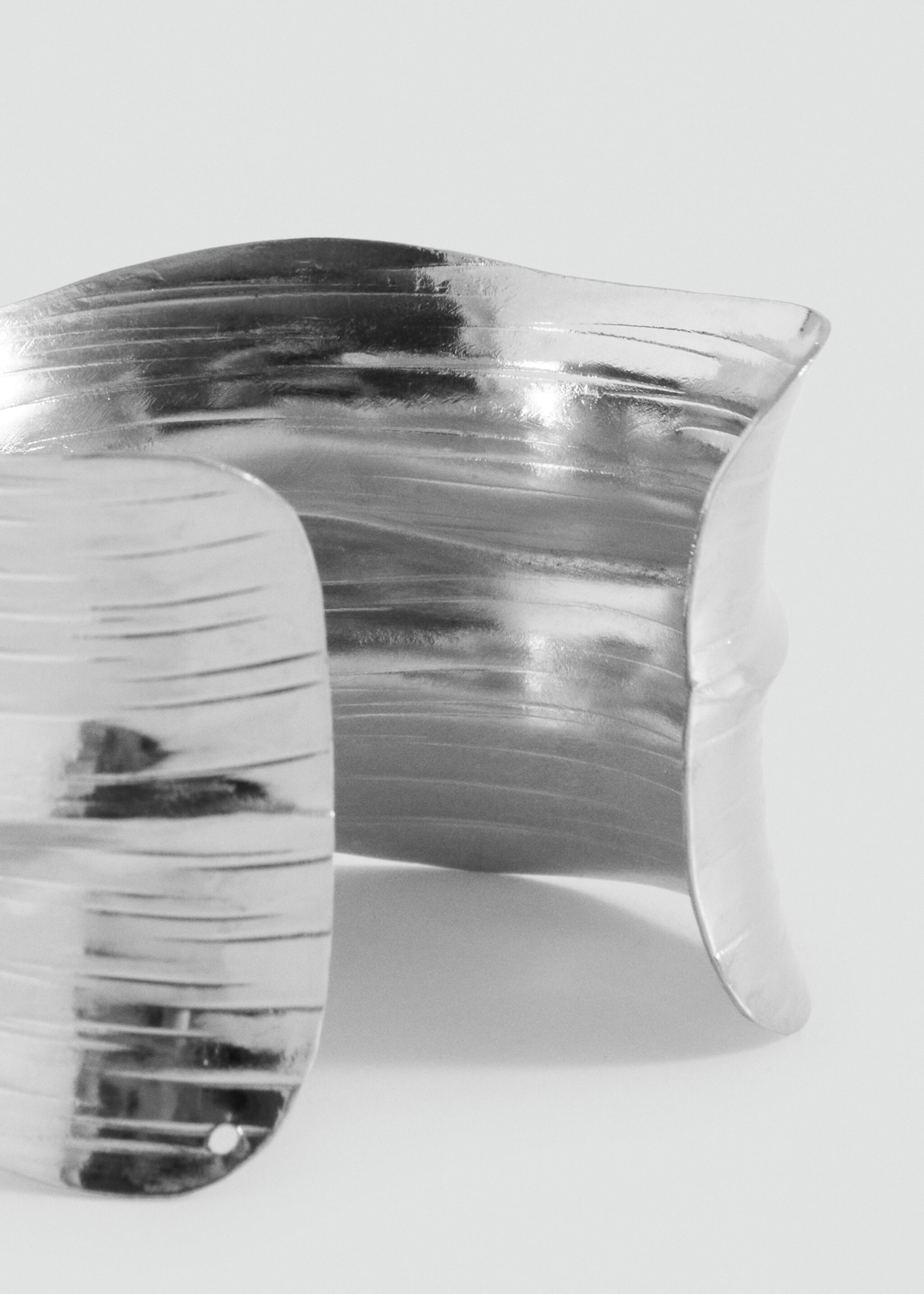 Rigid bracelet with relief - Medium plane, Silver. Ref: 27055982-00.