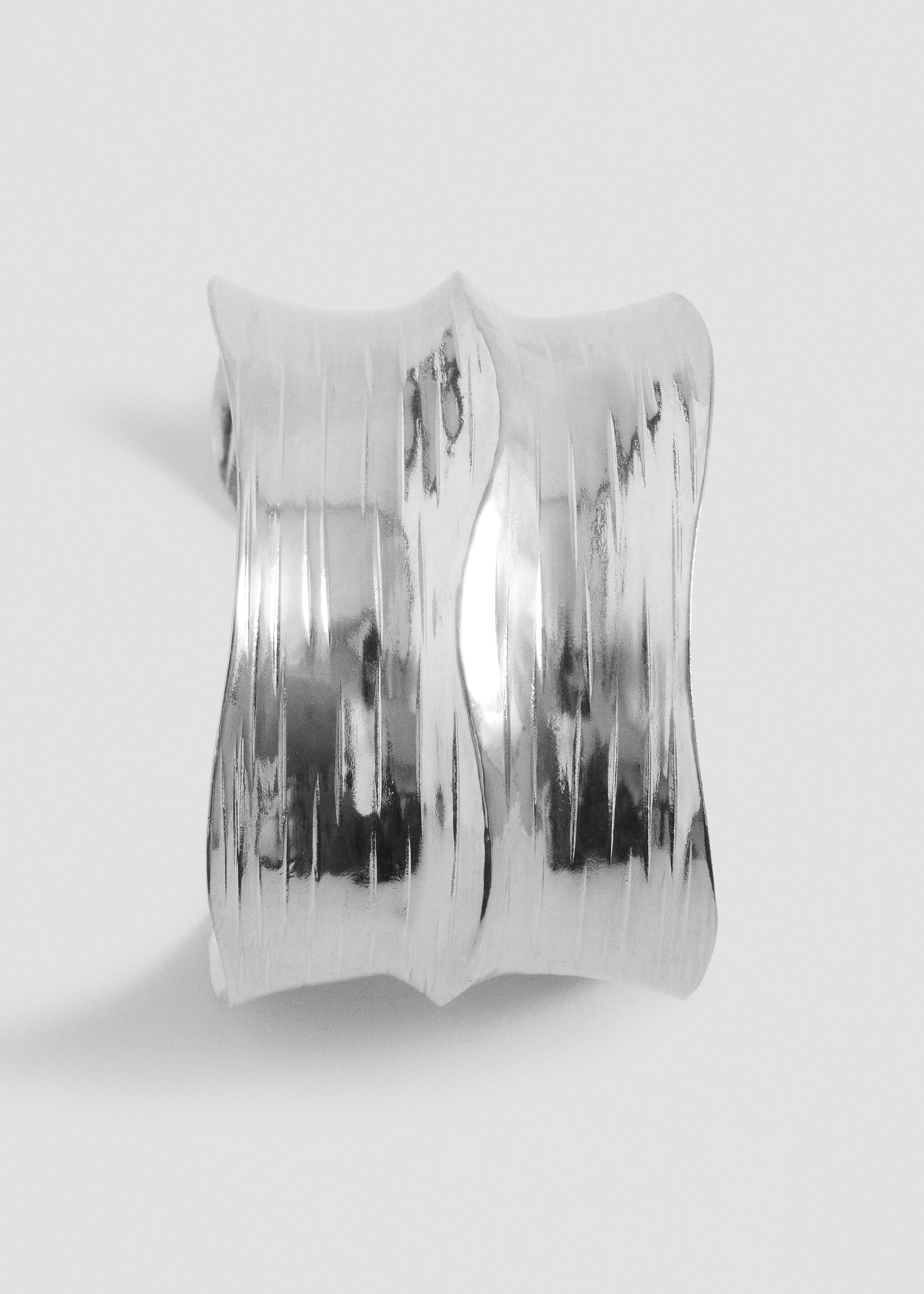 Rigid bracelet with relief - Details of the article 1, Silver. Ref: 27055982-00.