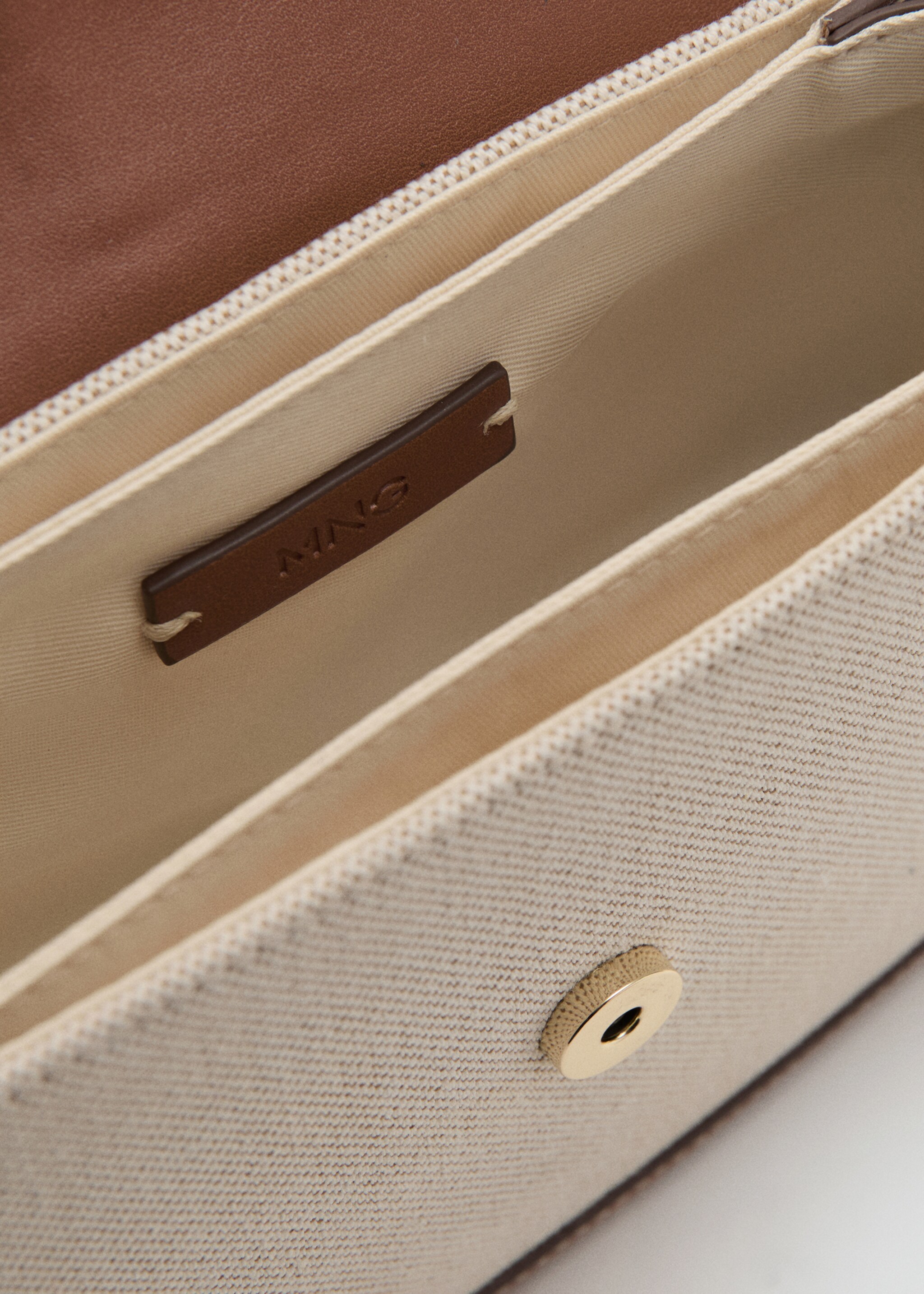 Textured crossbody bag - Details of the article 2, Leather. Ref: 27055985-00.