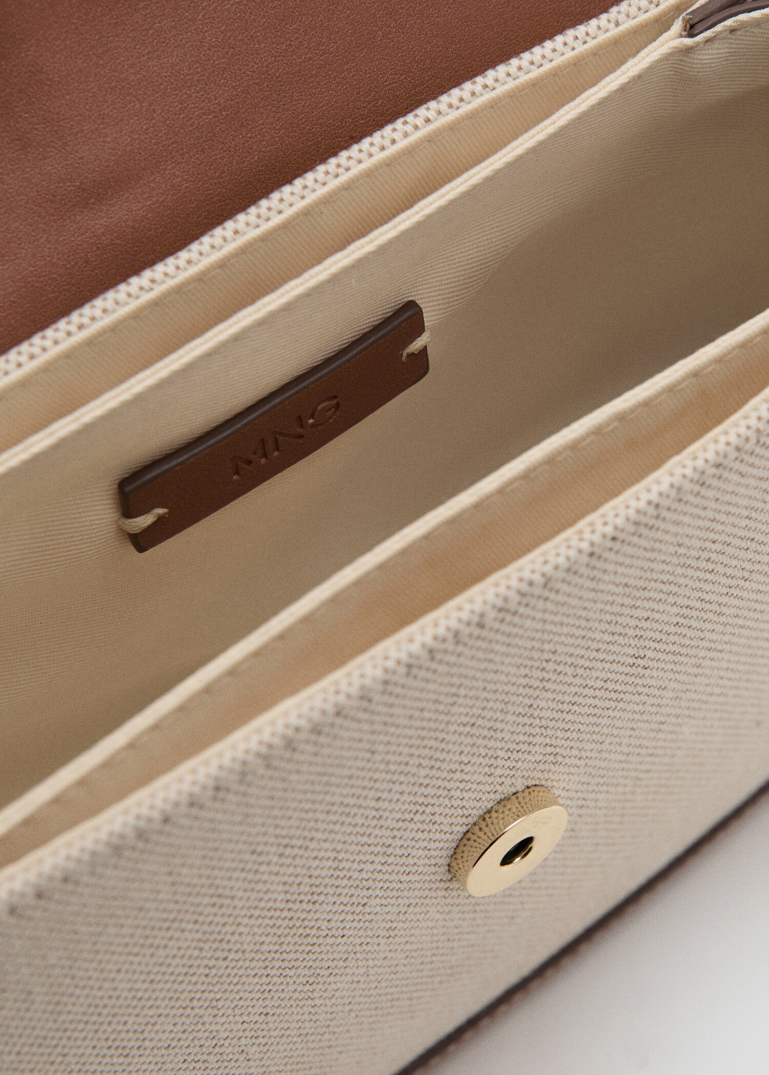 Textured crossbody bag - Details of the article 2
