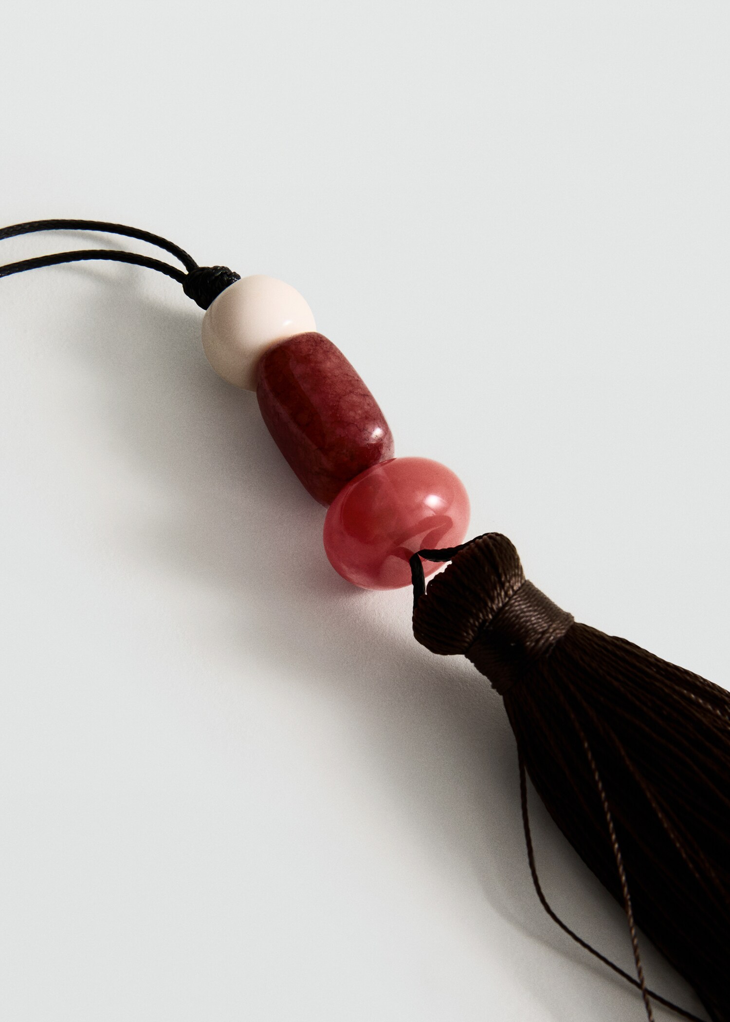 Ожерелье с бусинами и бахромой - Средний план