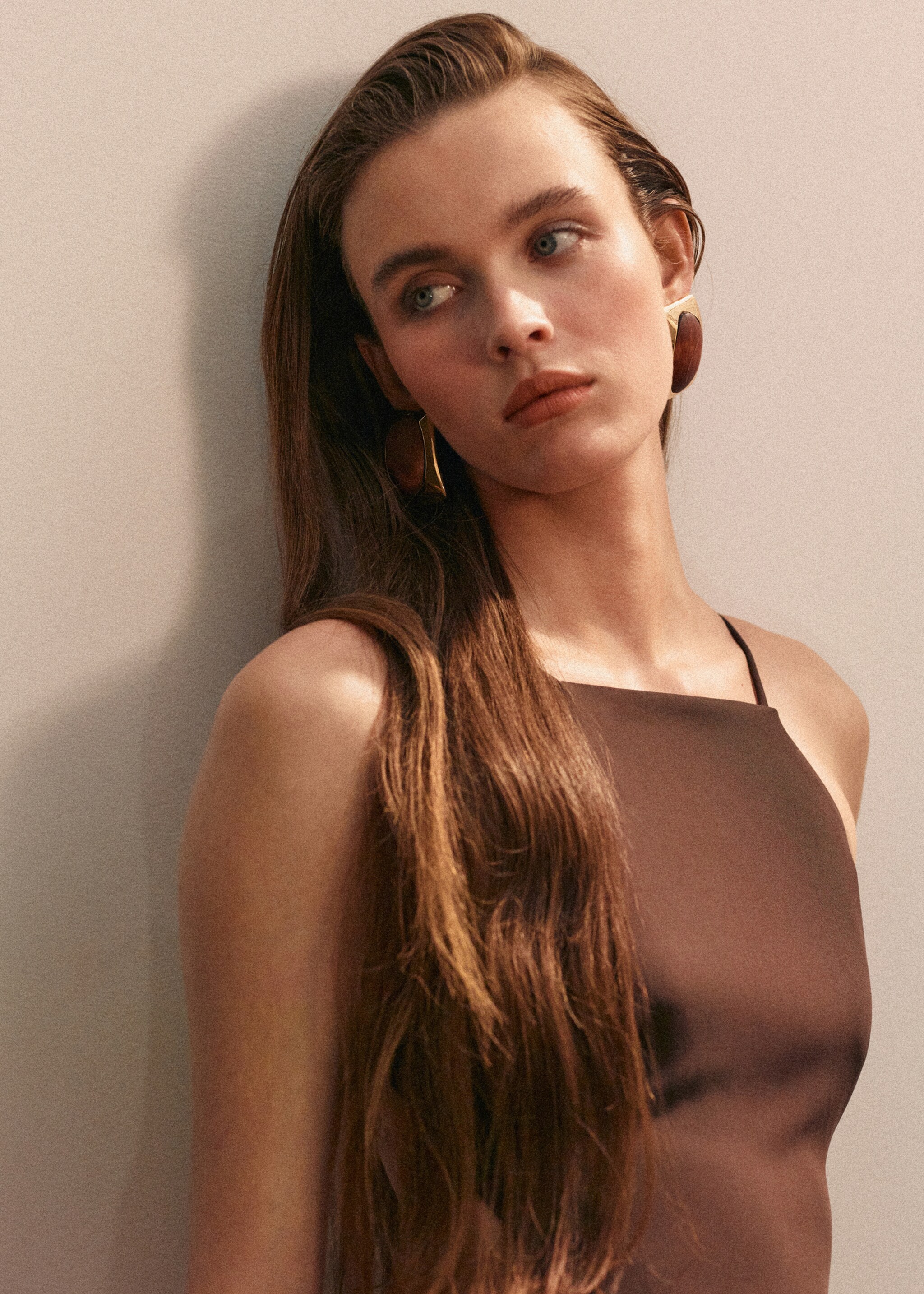 Long dress with open back - Details of the article 1, Chocolate. Ref: 27055993-00.