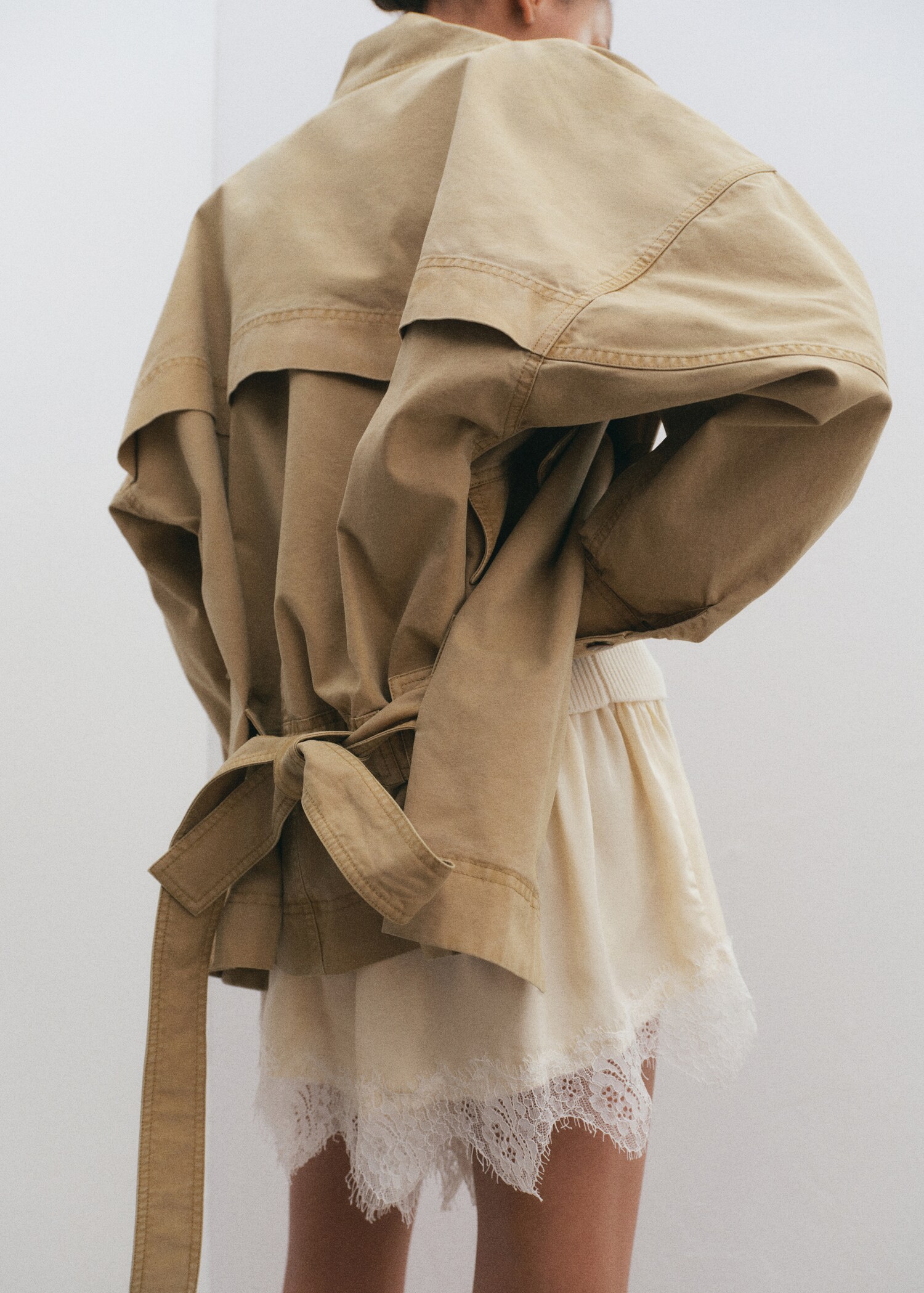 شورت من الدانتيل والساتان - الجهة الخلفية للمنتج