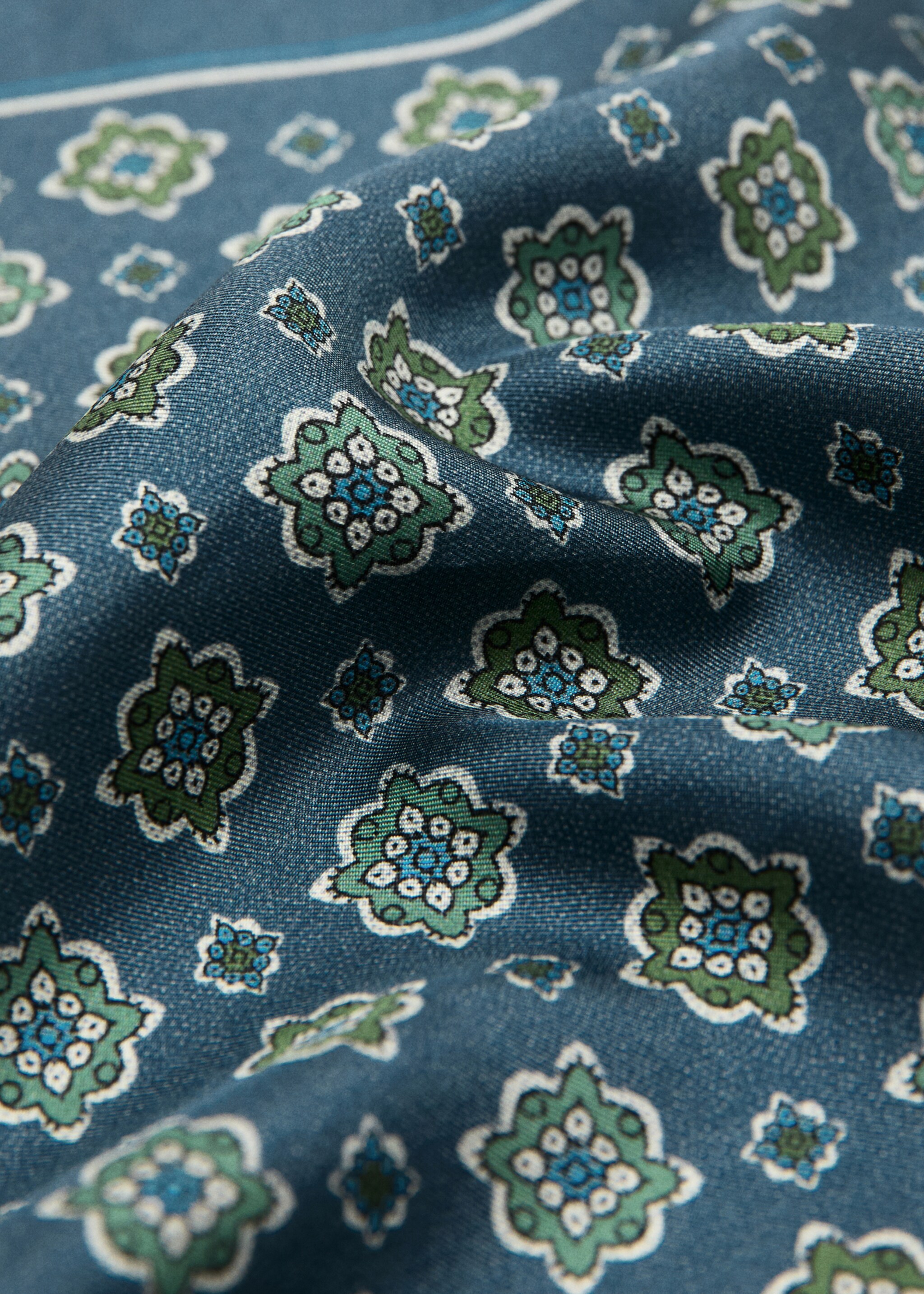 Платок из 100% шелка с принтом - Средний план, Глубокий темно-синий. Ref: 27056000-00.