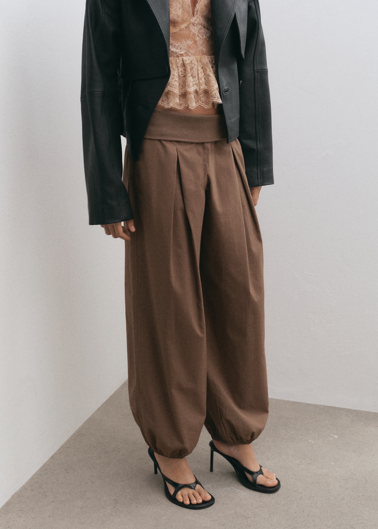 Yüksek belli balon pantolon - Orta plan