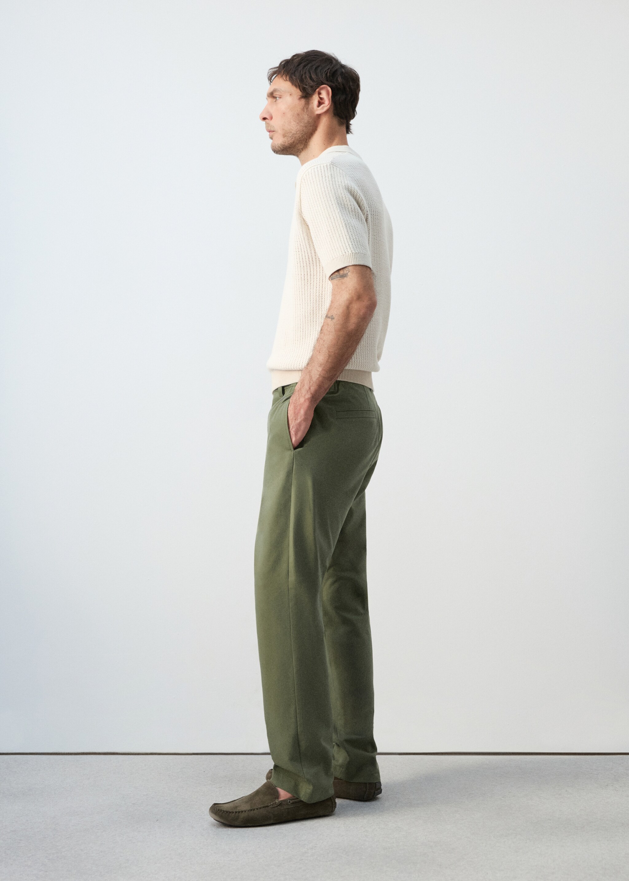 Regular-fit chino trousers - Details of the article 2, Forest Green. Ref: 27056709-00.