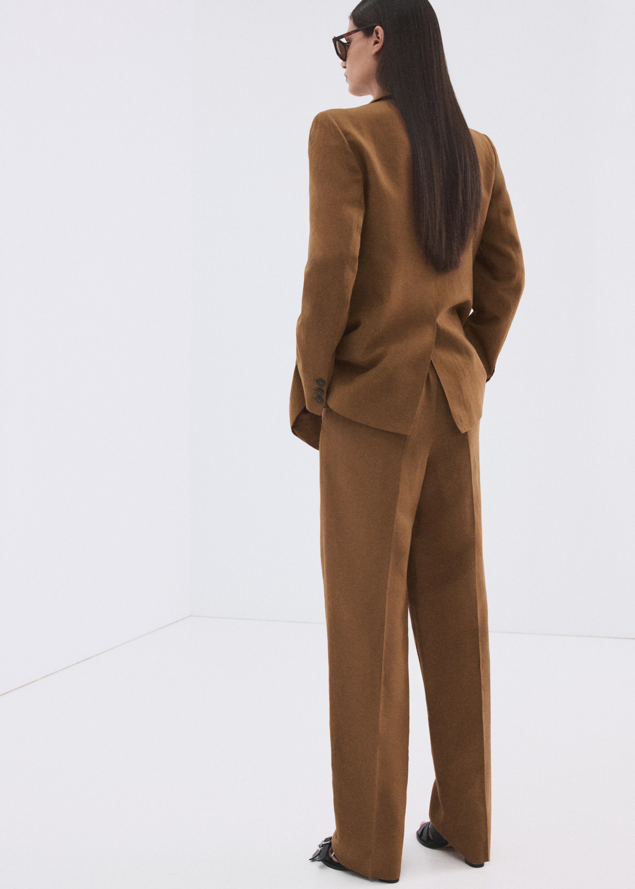 Straight-fit linen suit trousers - Reverse of the article, Caramel. Ref: 27056742-00.
