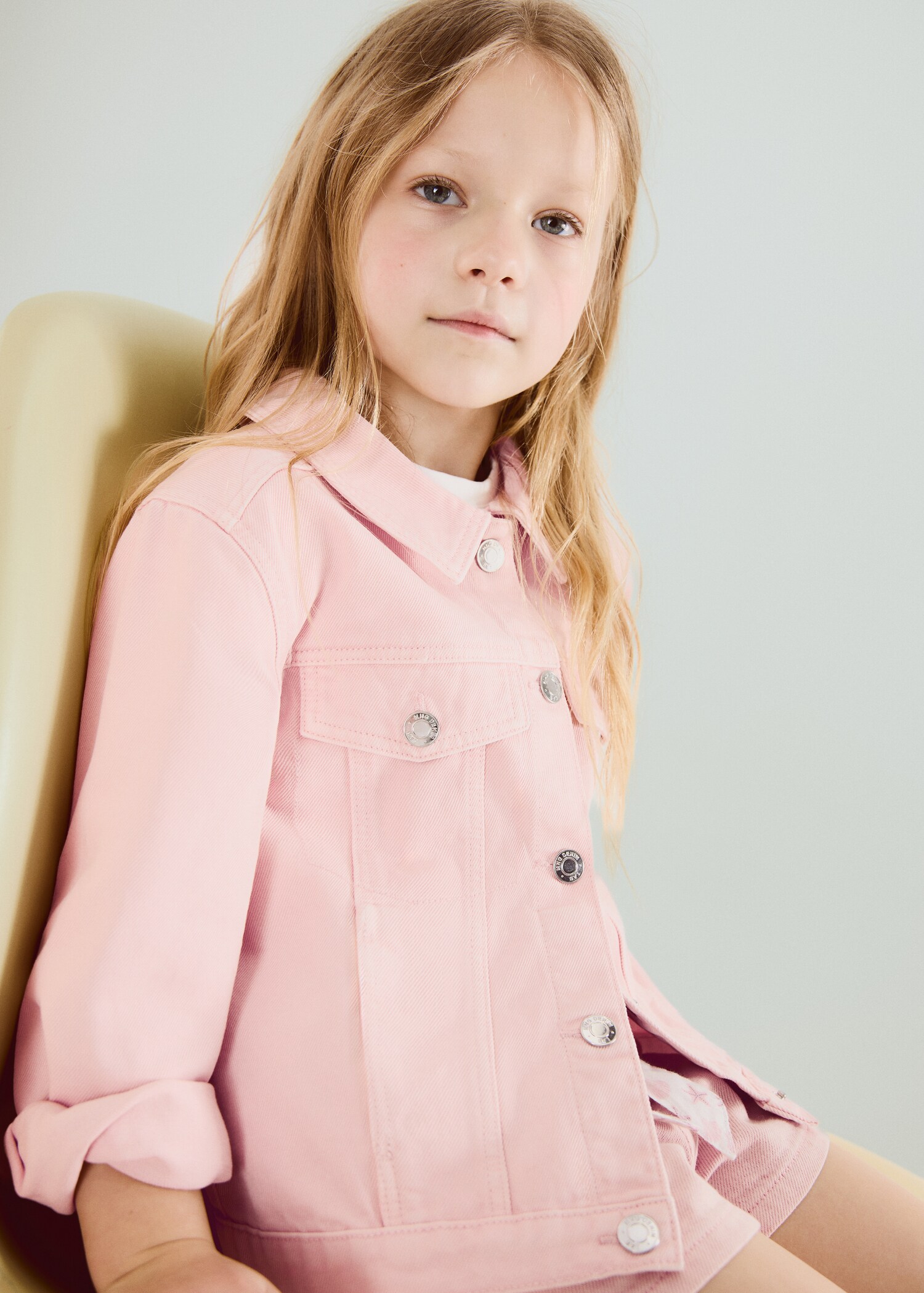 Джинсова куртка з кишенями - Середній план