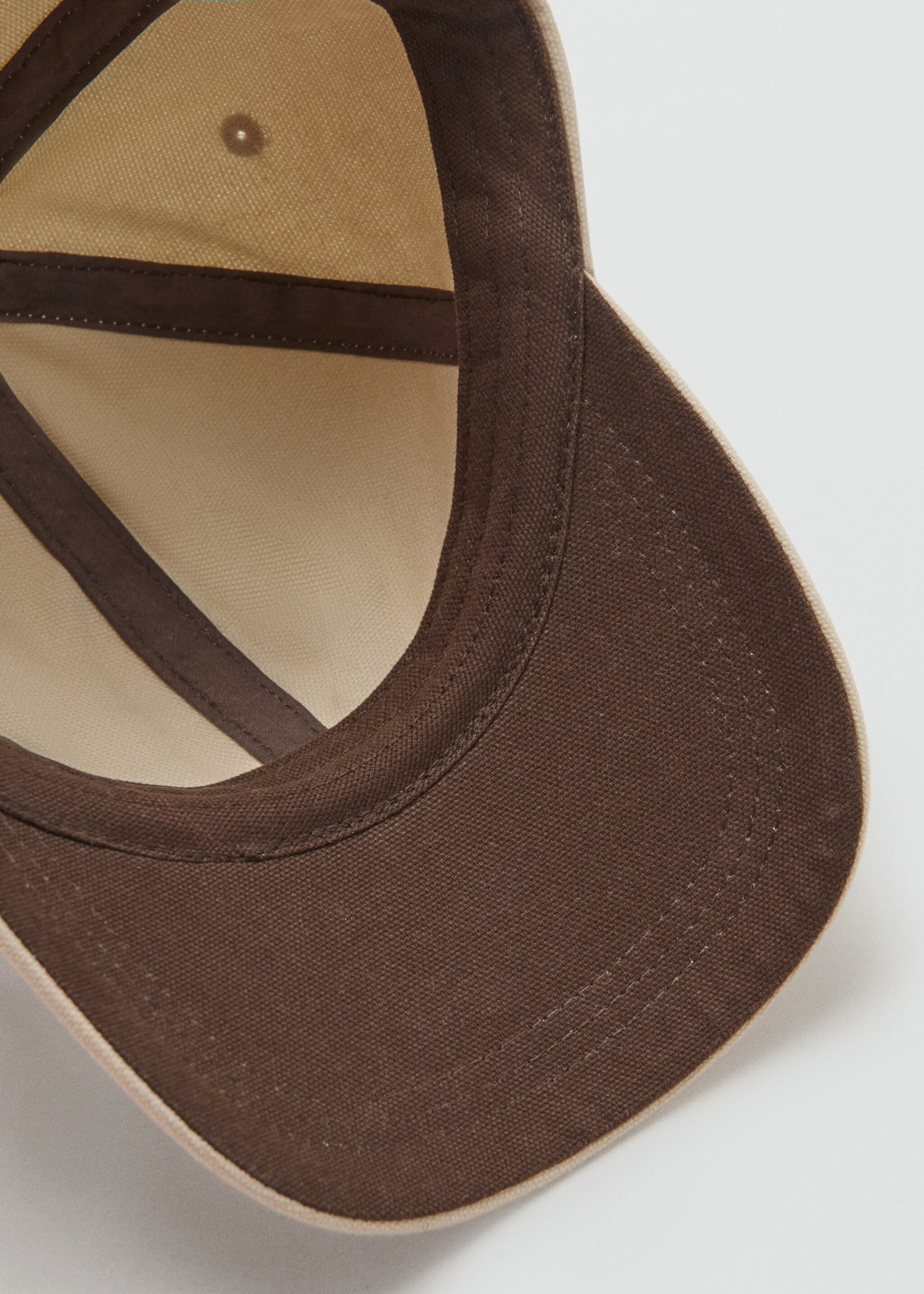Contrast visor cap - Details of the article 2, Ecru. Ref: 27056750-00.