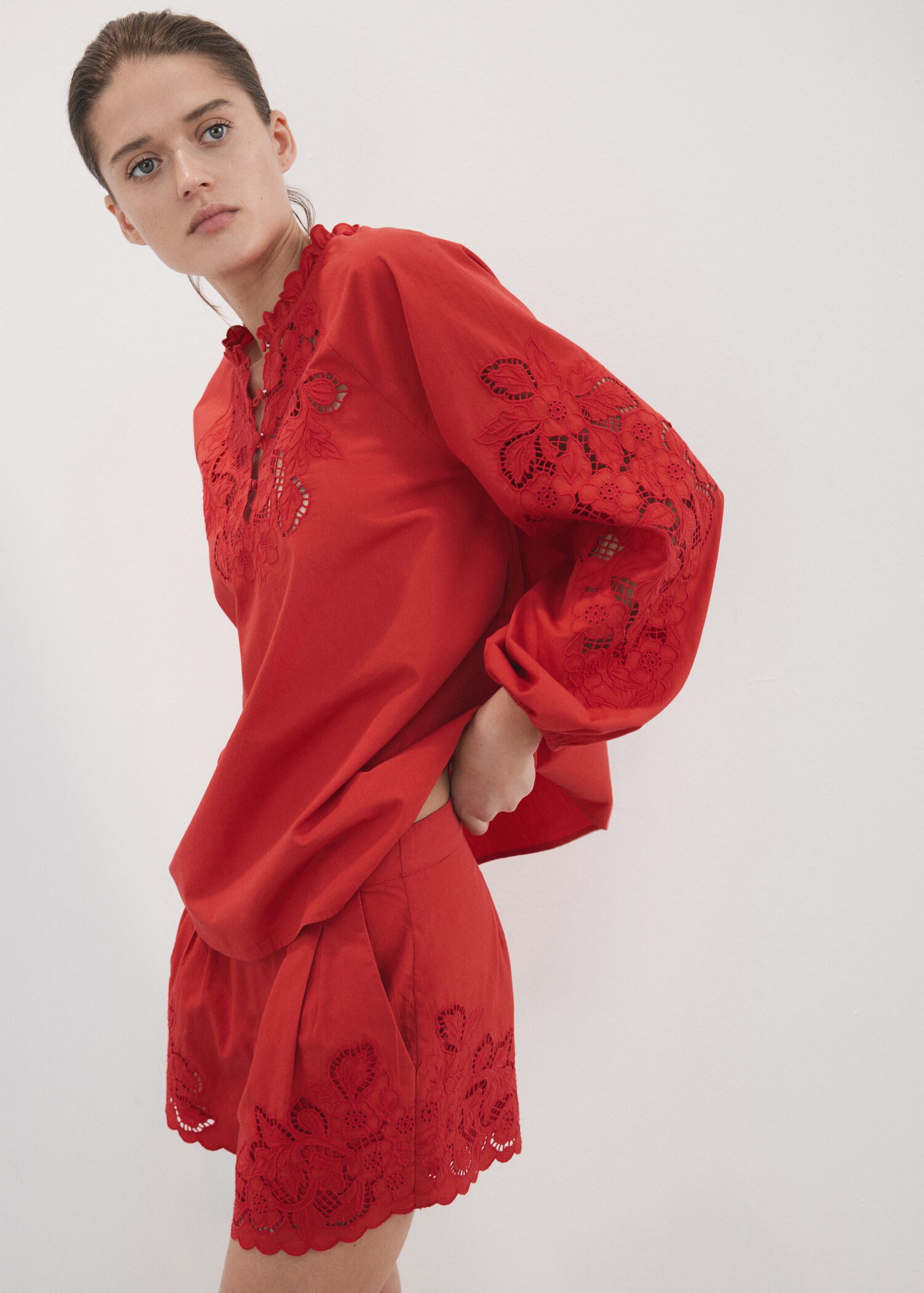 شورت مطرز مخرم - رؤية وسط