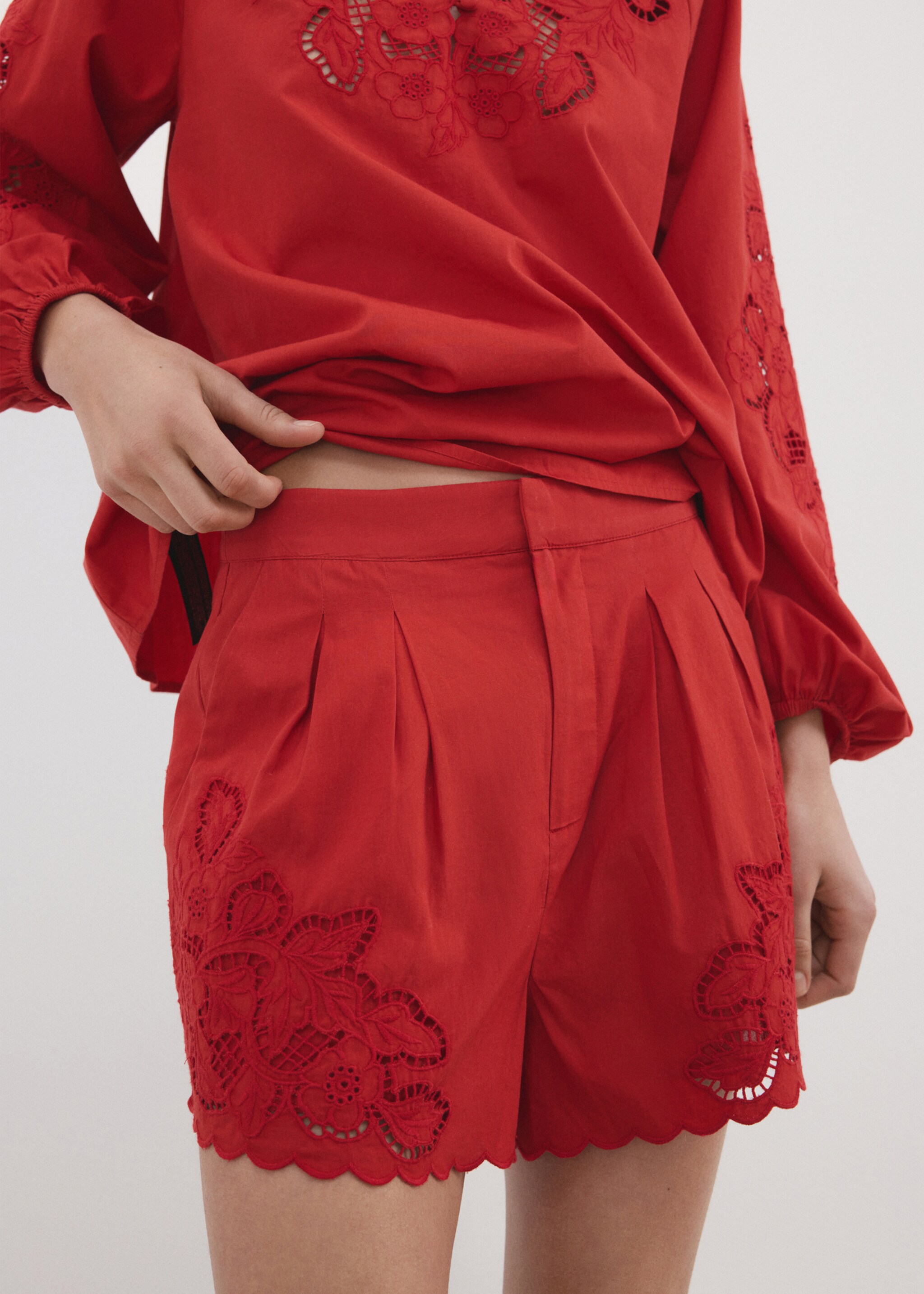 شورت مطرز مخرم - تفاصيل المنتج 1, أحمر. Ref: 27057147-00.