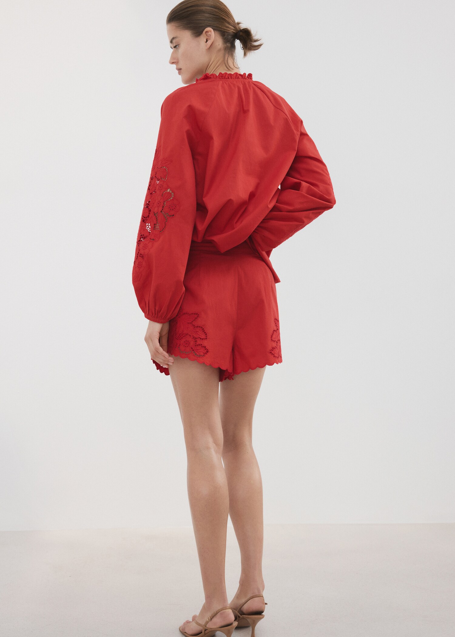 شورت مطرز مخرم - الجهة الخلفية للمنتج