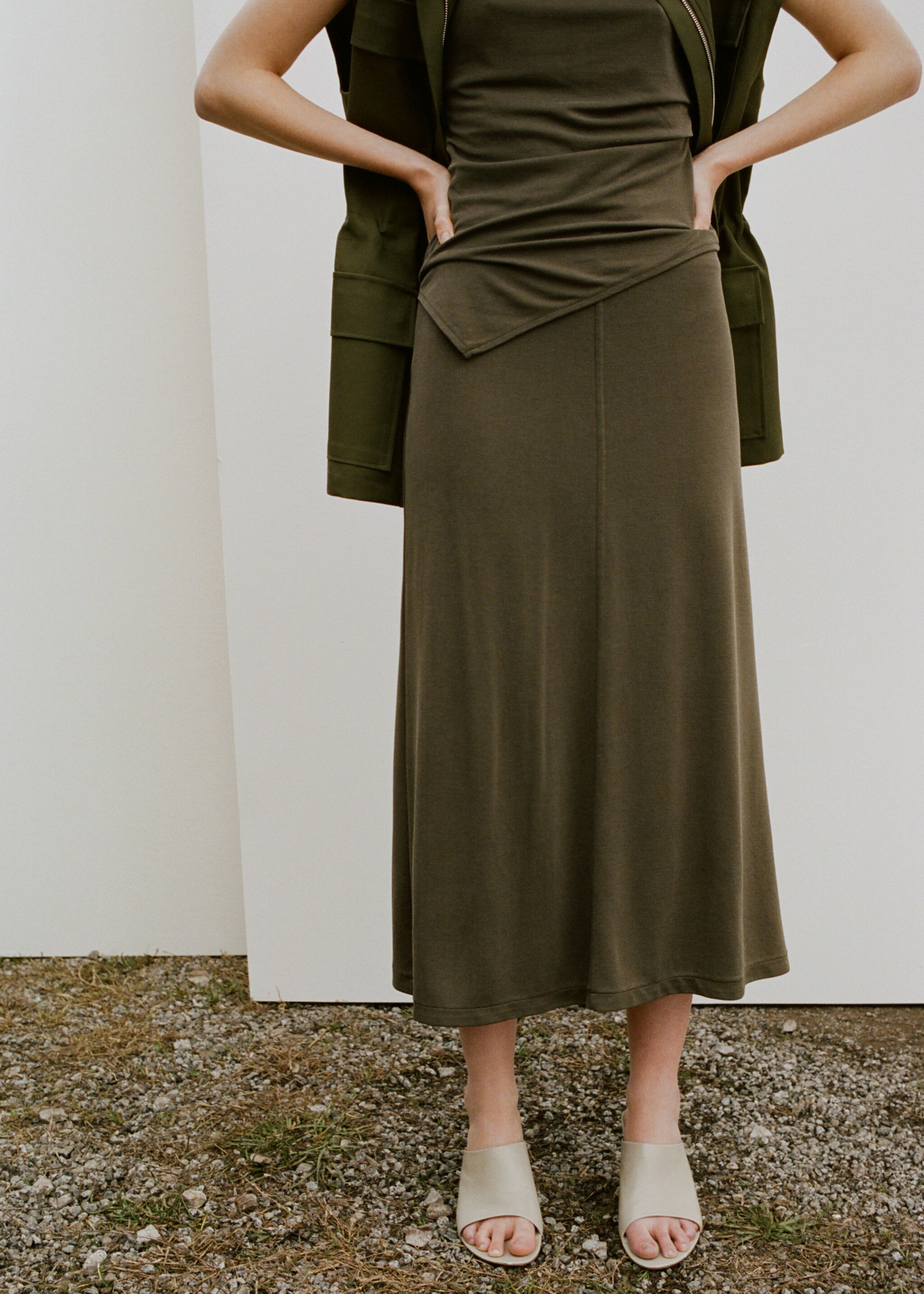 Jupe droite modal - Plan moyen, Kaki. Ref: 27057149-00.