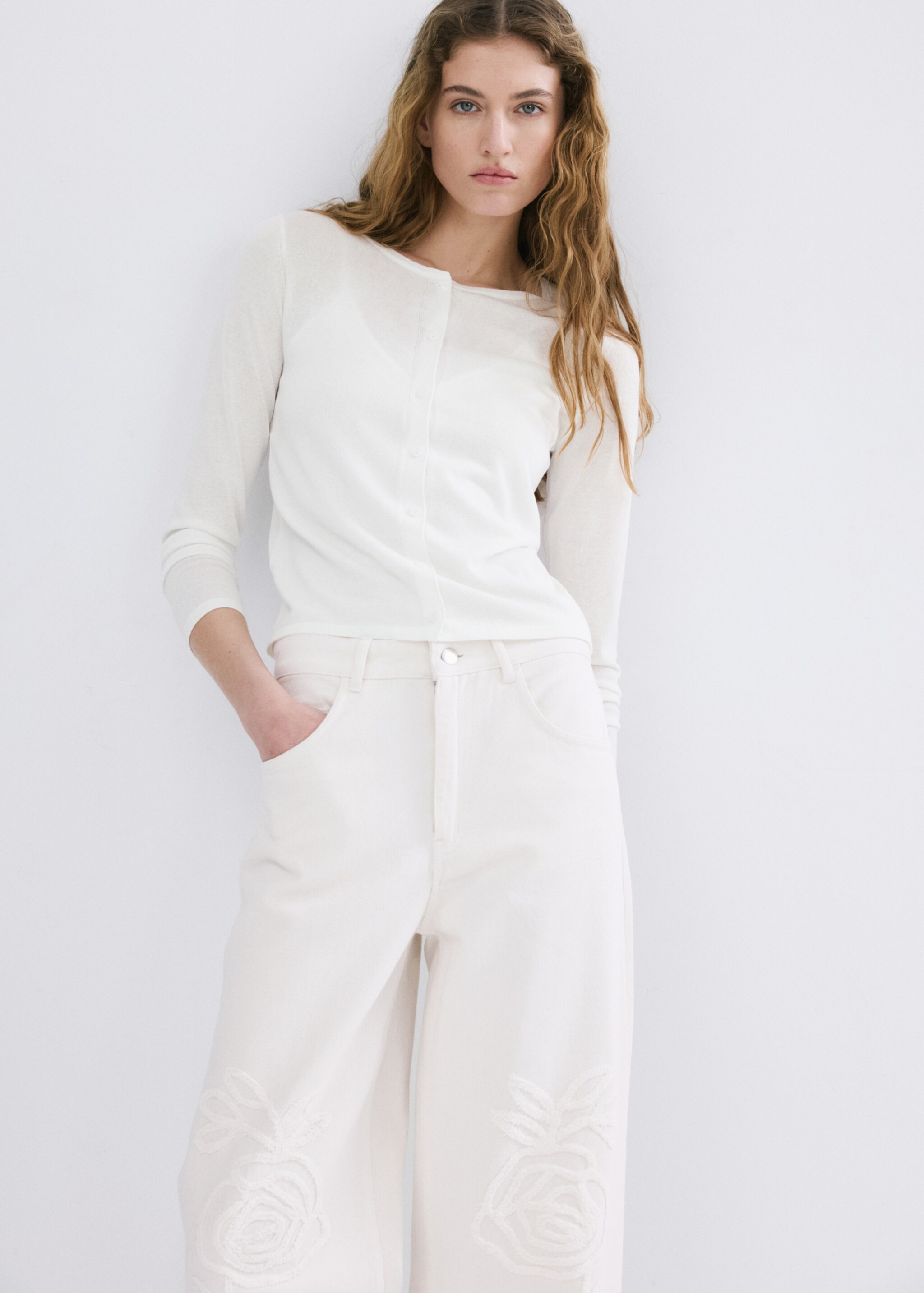 Jean large avec broderie à fleurs - Détail de l'article 1, Blanc cassé. Ref: 27057151-00.