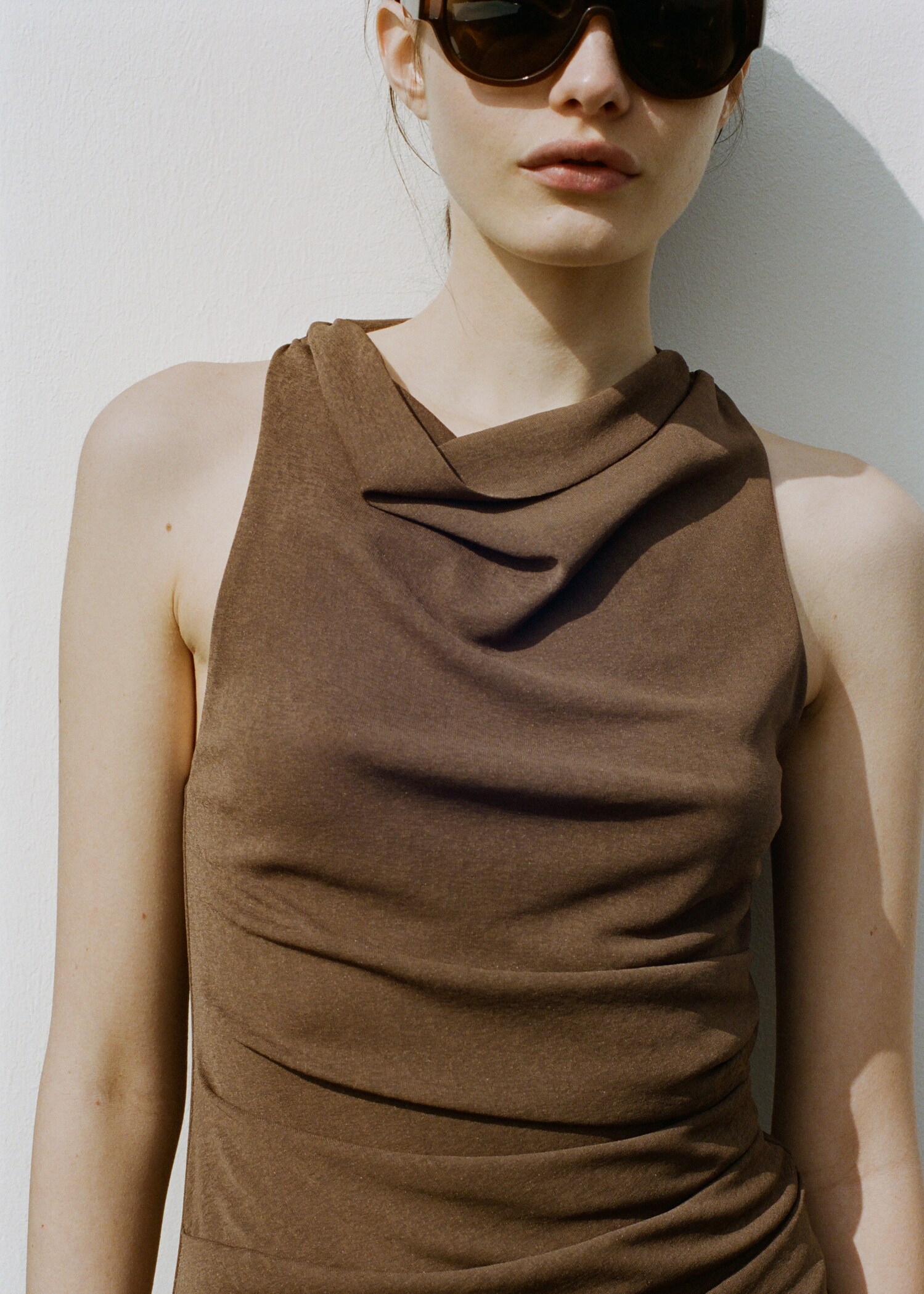 Ruched dress with draped neckline - Details of the article 4