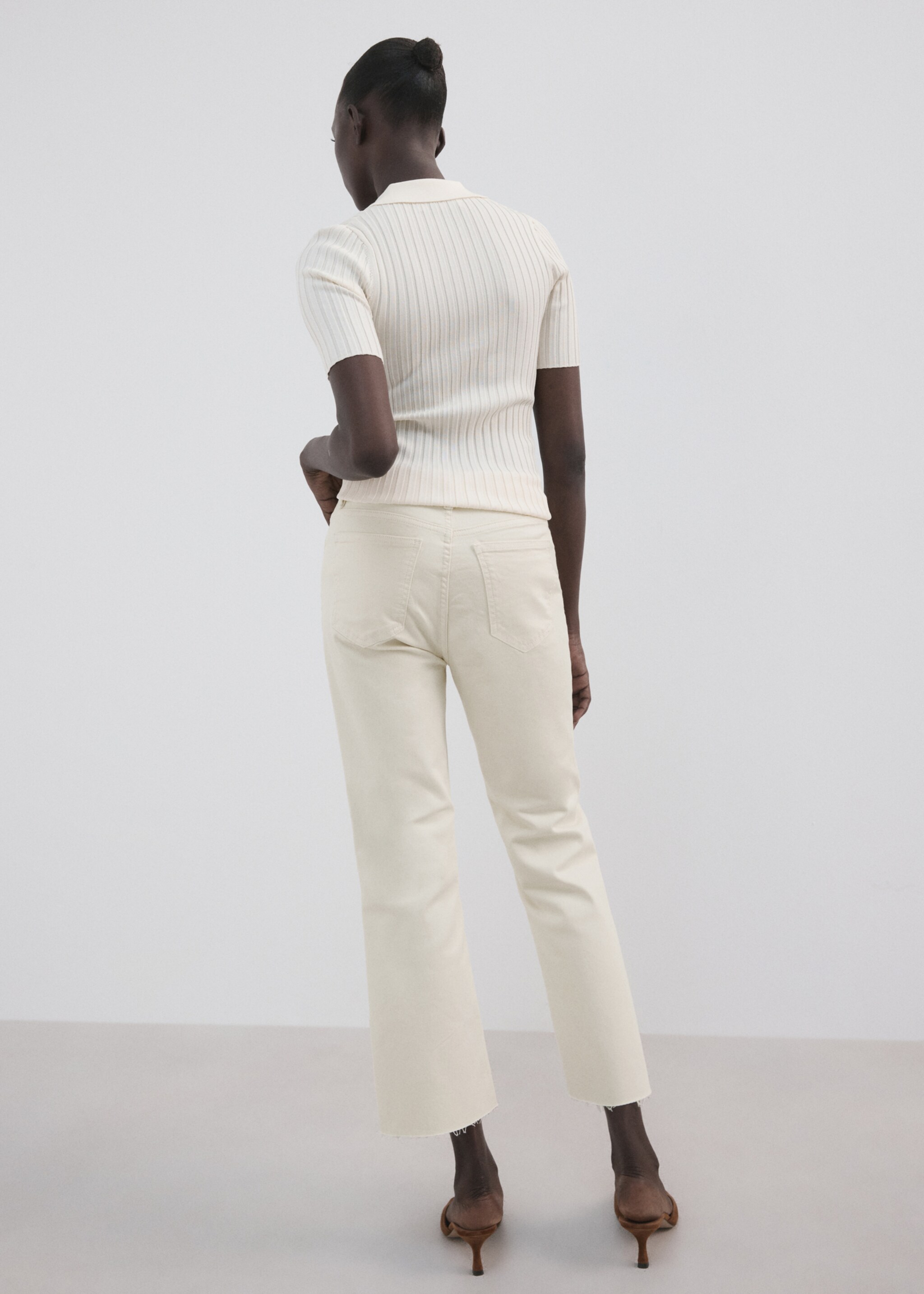 Mid-rise flared jeans - Reverse of the article, Ecru. Ref: 27057160-00.