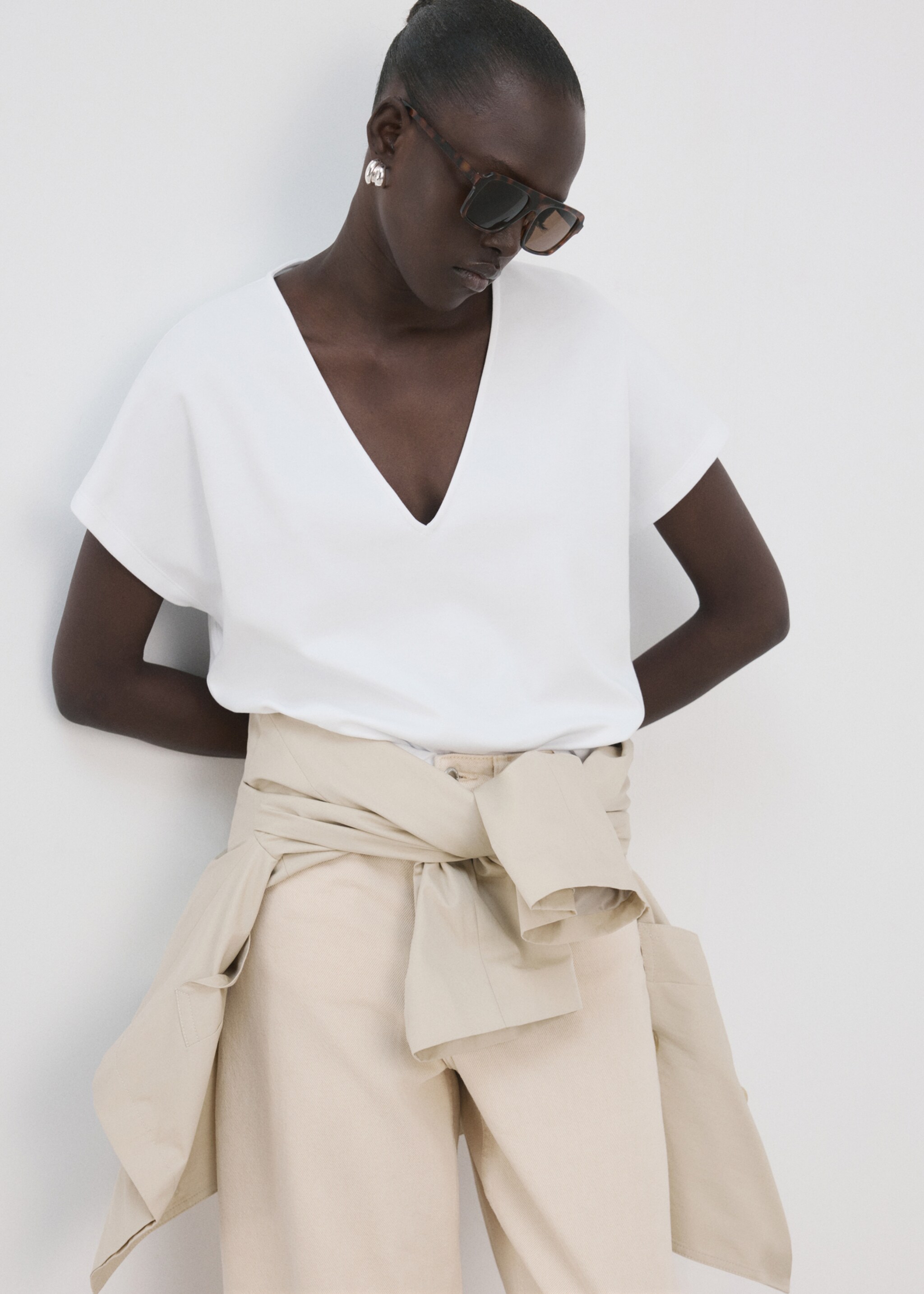 تي شيرت قطني بتصميم رقبة على شكل حرف V - رؤية وسط, أبيض. Ref: 27057164-00.