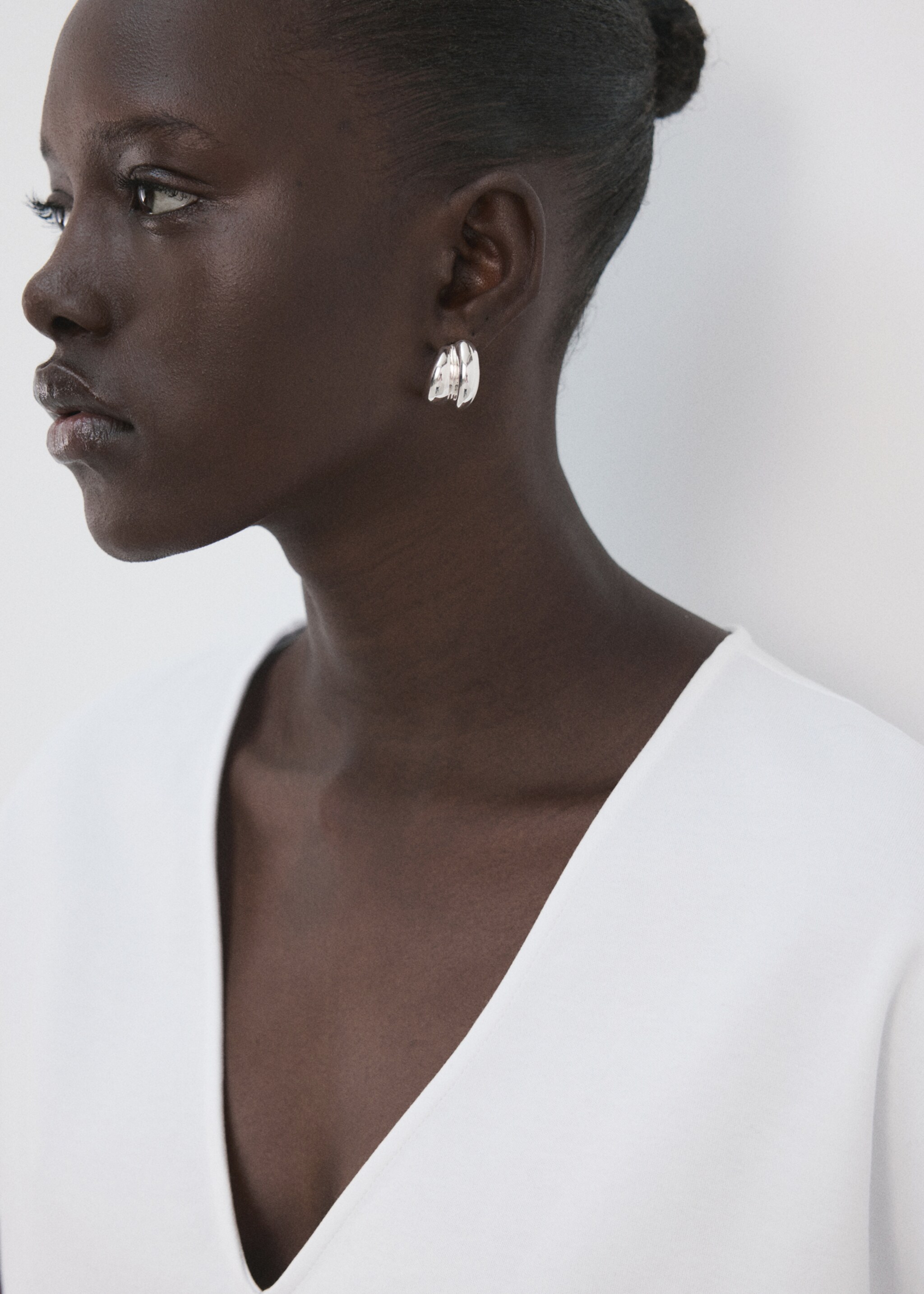 تي شيرت قطني بتصميم رقبة على شكل حرف V - تفاصيل المنتج 1, أبيض. Ref: 27057164-00.