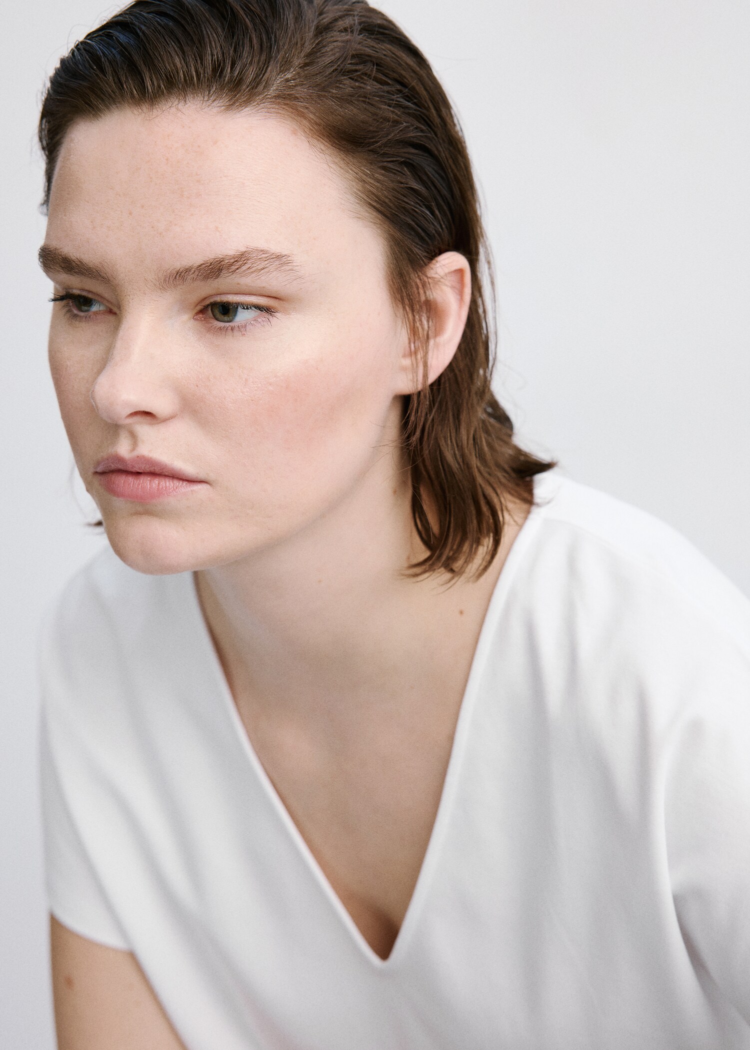 تي شيرت قطني بتصميم رقبة على شكل حرف V - تفاصيل المنتج 4