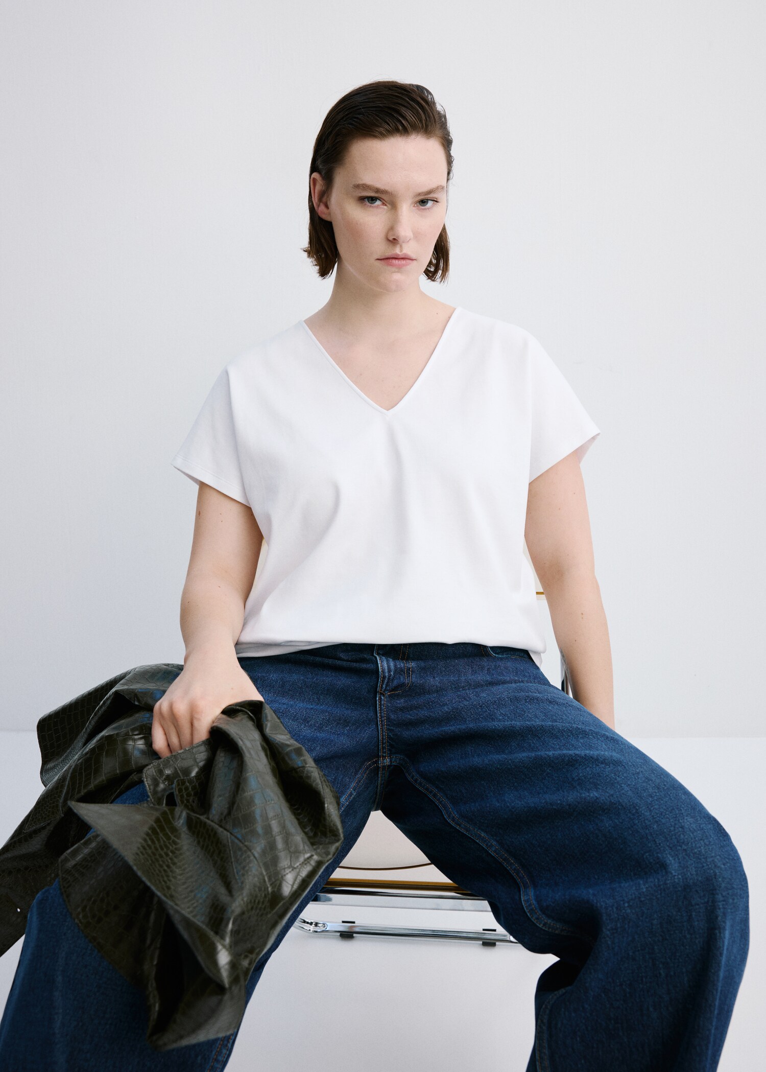 تي شيرت قطني بتصميم رقبة على شكل حرف V - تفاصيل المنتج 5