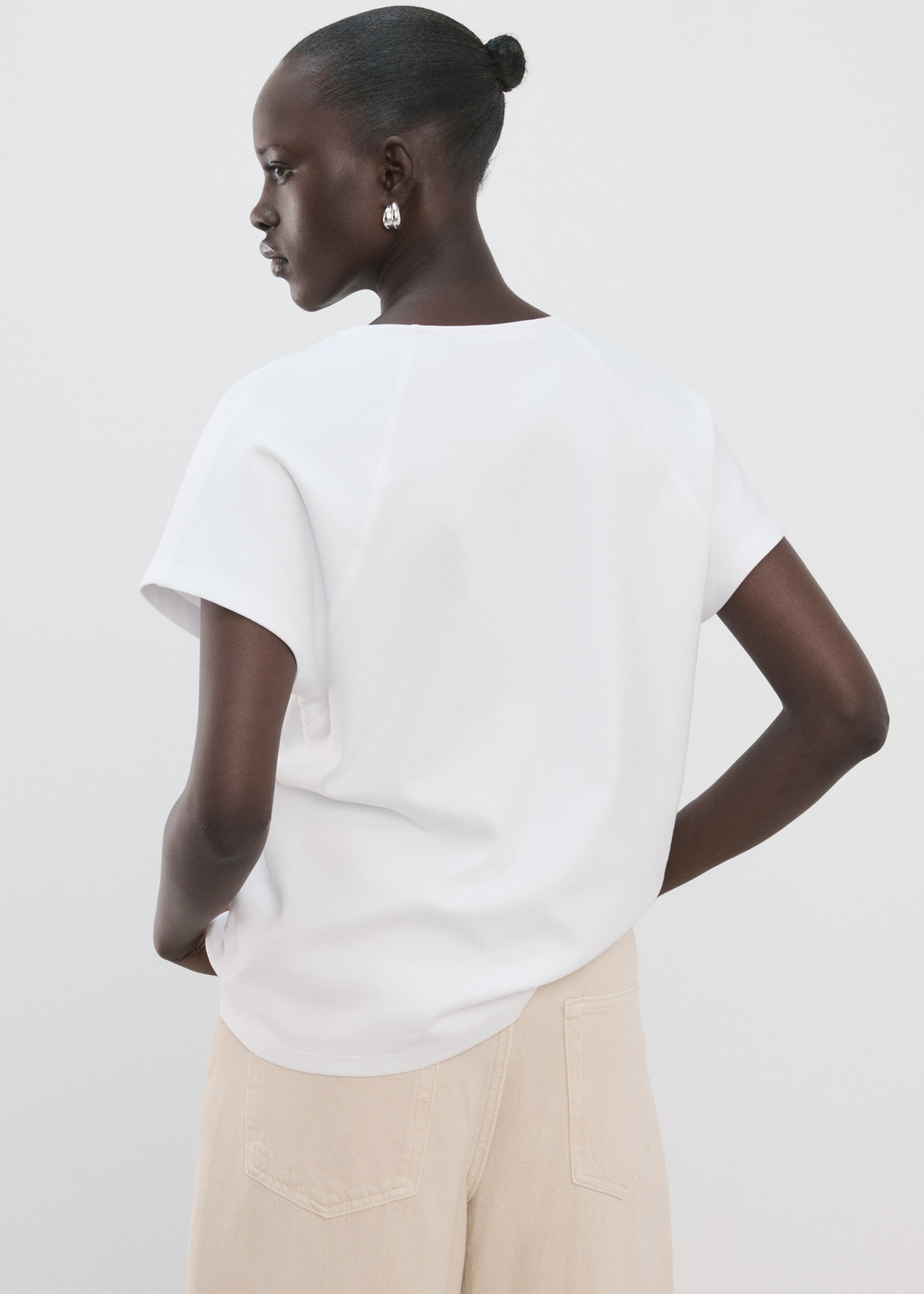 تي شيرت قطني بتصميم رقبة على شكل حرف V - الجهة الخلفية للمنتج, أبيض. Ref: 27057164-00.