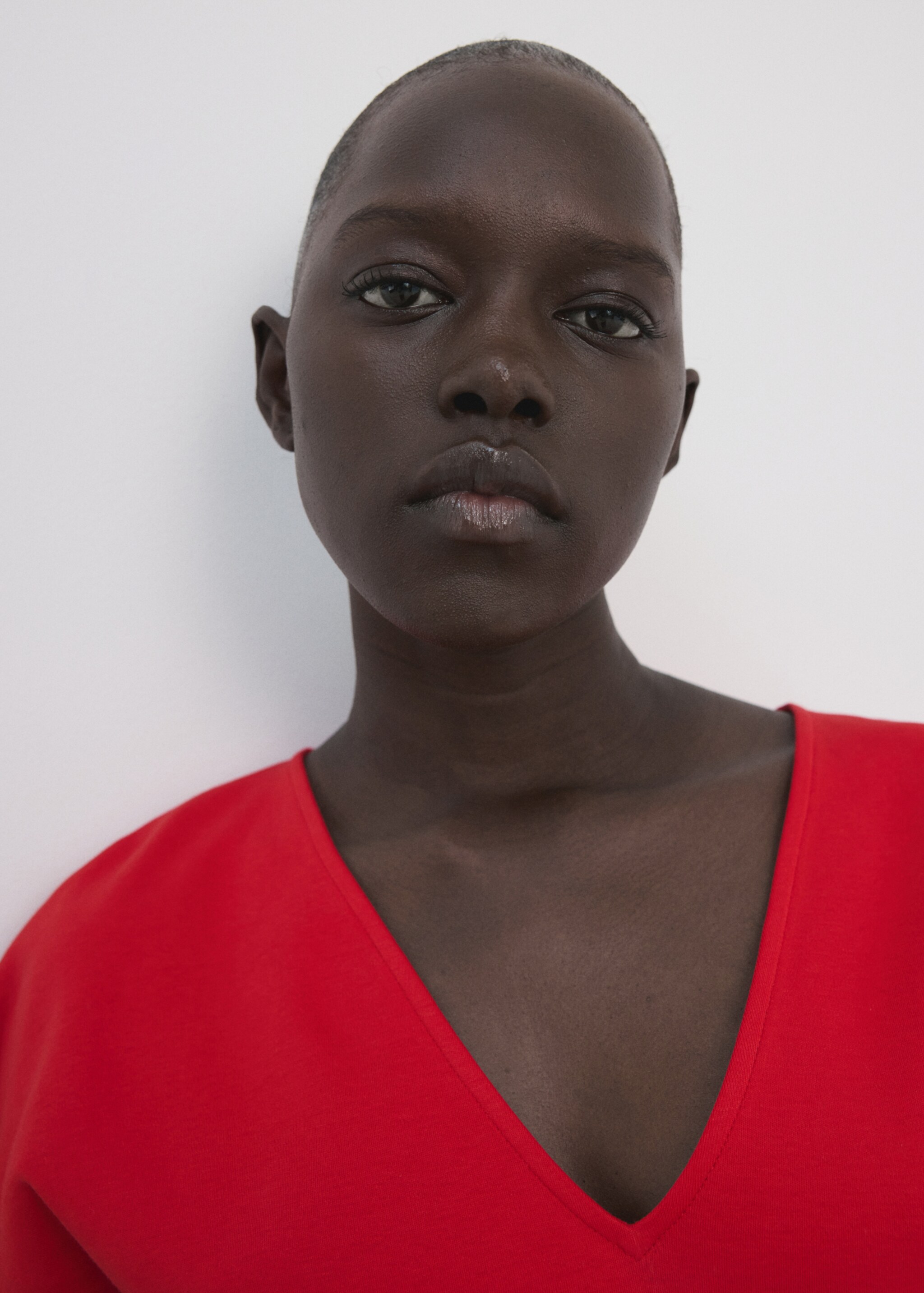 تي شيرت قطني بتصميم رقبة على شكل حرف V - تفاصيل المنتج 1, أحمر. Ref: 27057164-00.