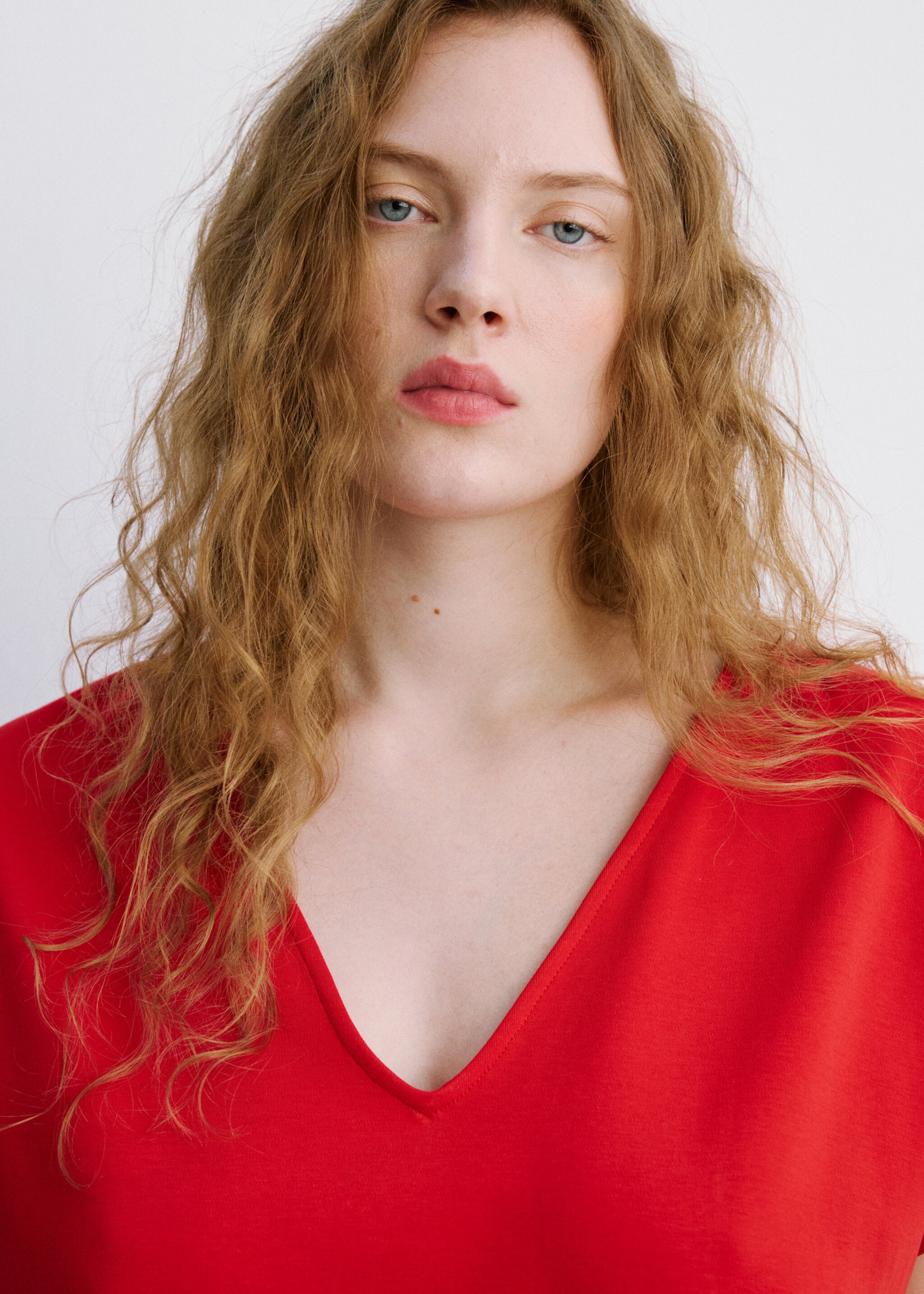 V-neck cotton T-shirt - Details of the article 4, Red. Ref: 27057164-00.