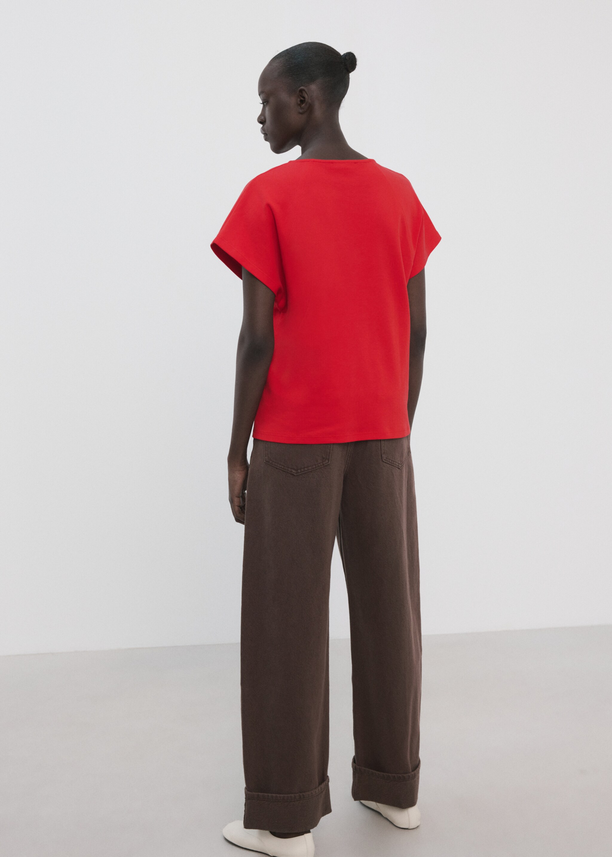 تي شيرت قطني بتصميم رقبة على شكل حرف V - الجهة الخلفية للمنتج, أحمر. Ref: 27057164-00.