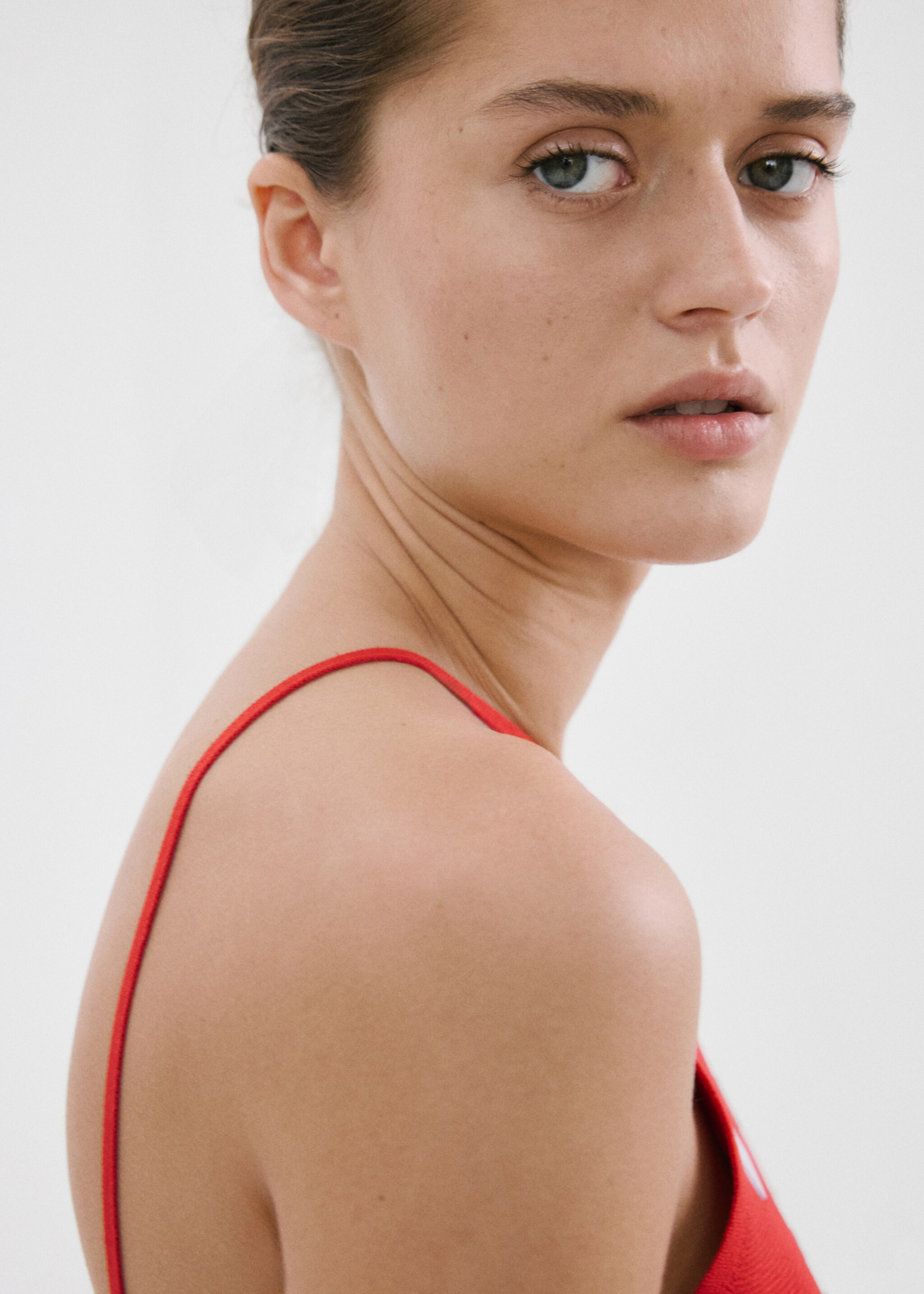 Halter neck dress - Details of the article 1, Red. Ref: 27057165-00.