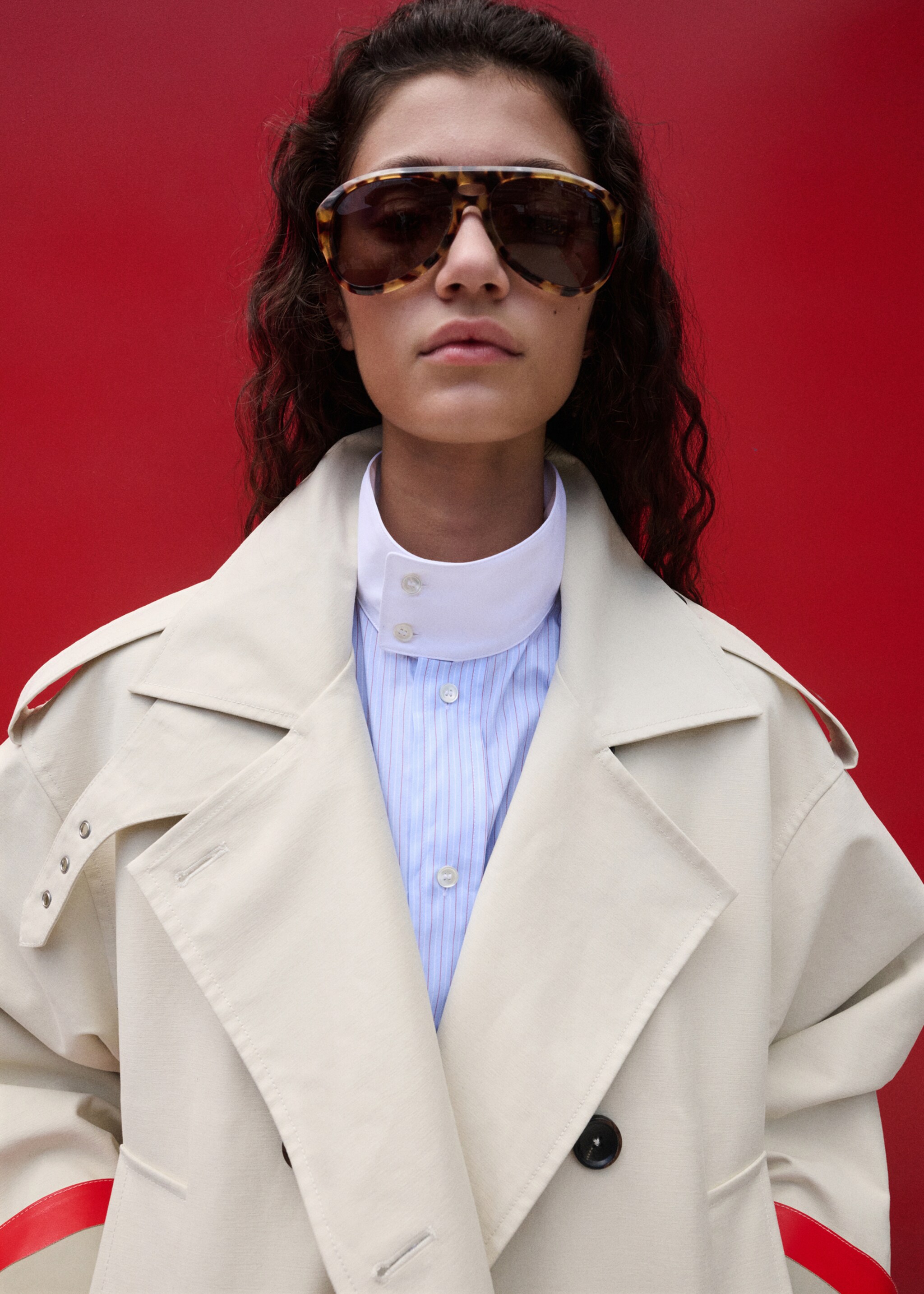 Funnel neck buckle trench - Details of the article 2, Beige. Ref: 27057791-00.