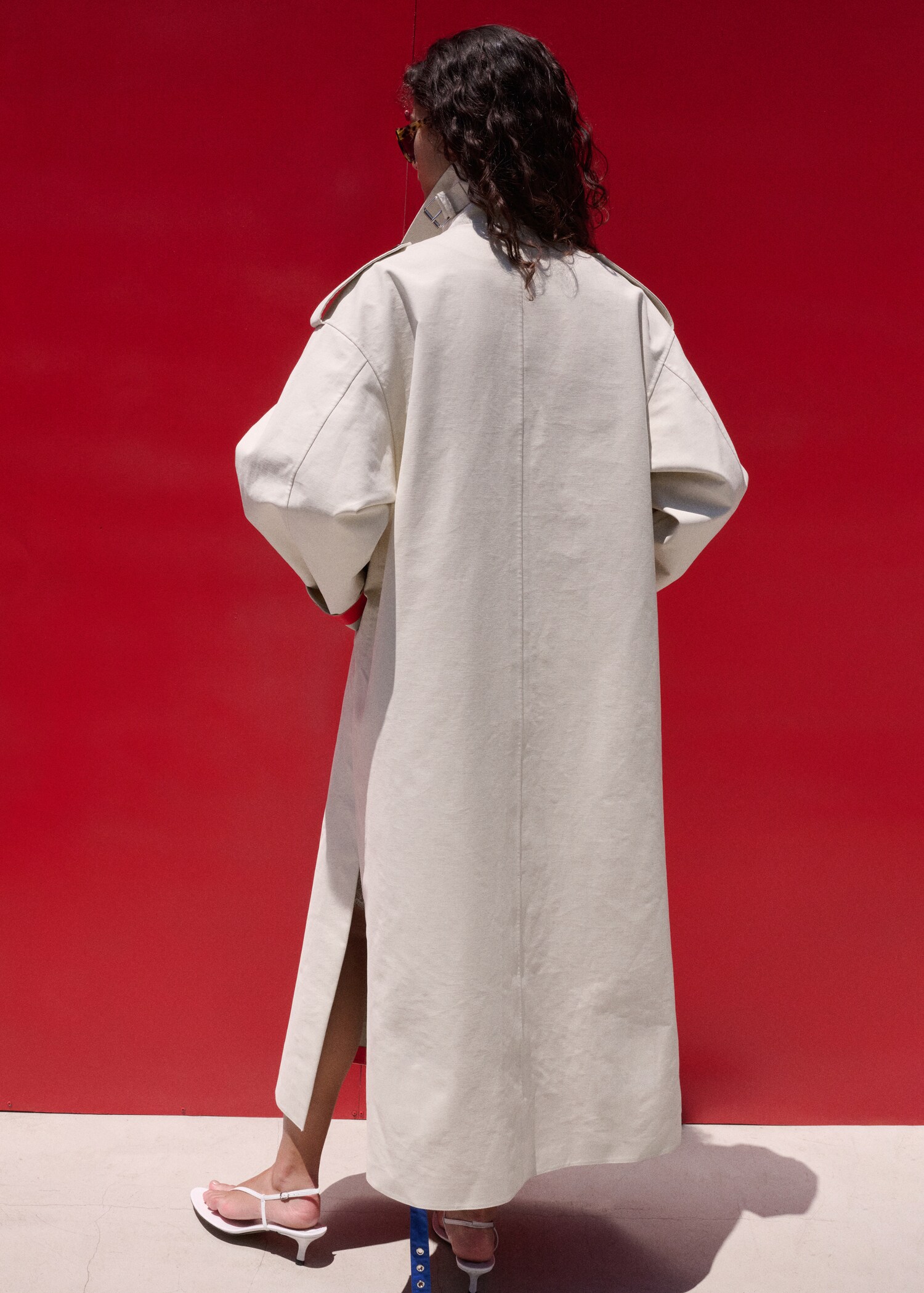 Funnel neck buckle trench - Reverse of the article