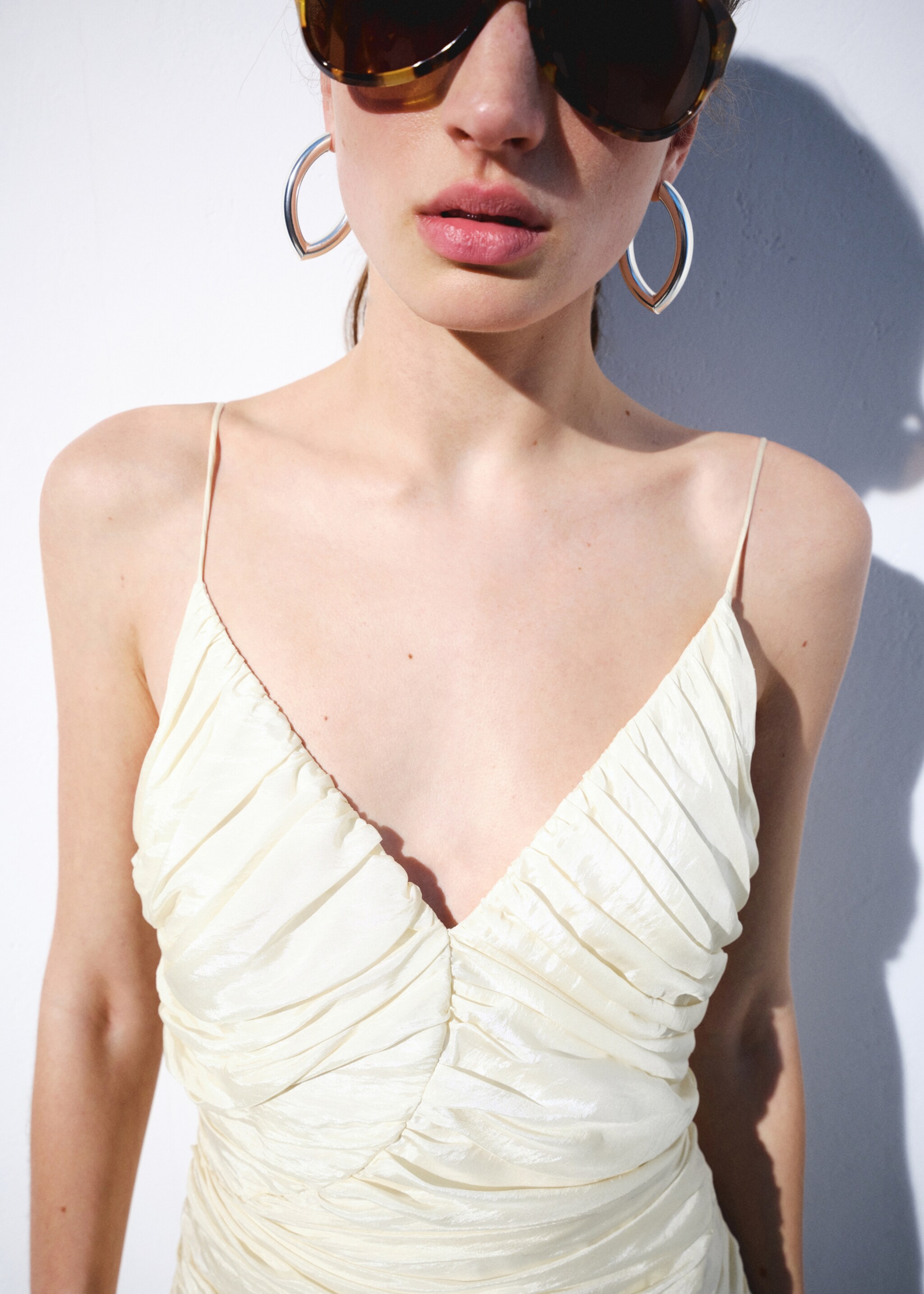 Pleated dress with seam detail - Details of the article 1, Ecru. Ref: 27057801-00.